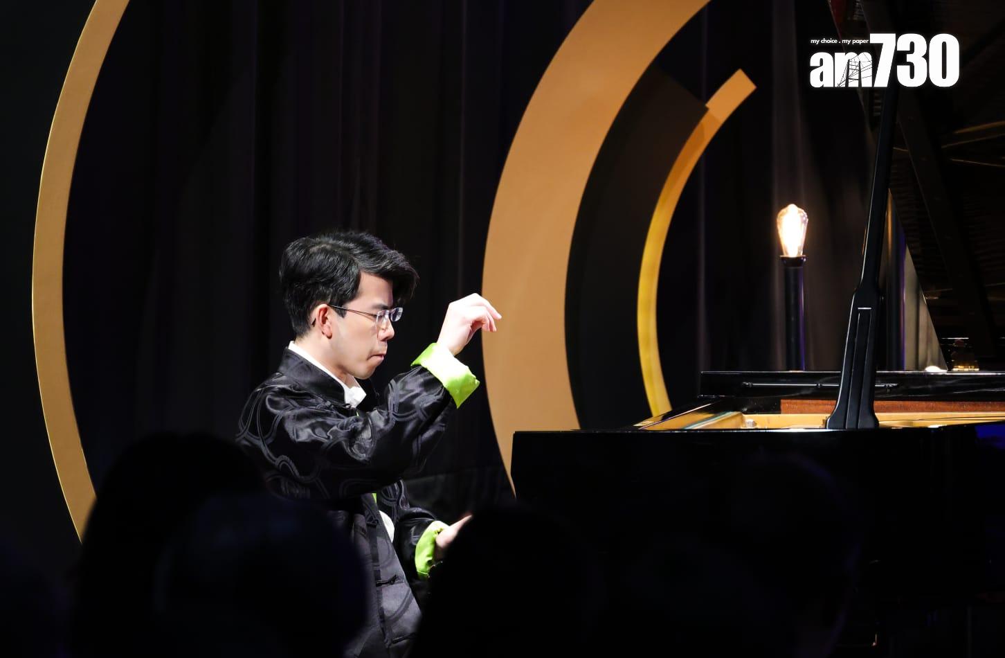 沈靖韜台上即場演奏。(吳康琦攝)