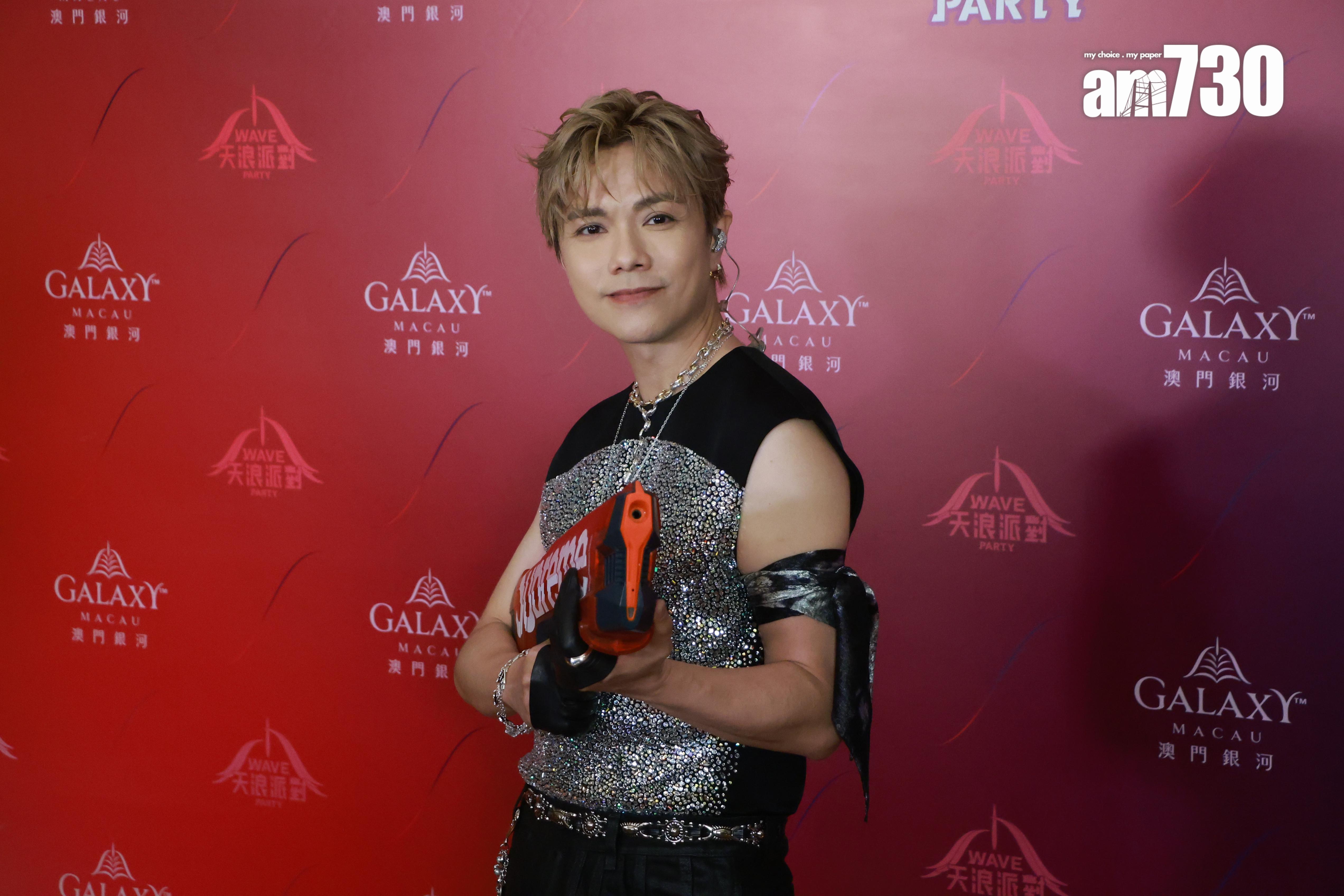 張敬軒出動從米蘭買回港的巨型水槍演出。(娛樂組攝)