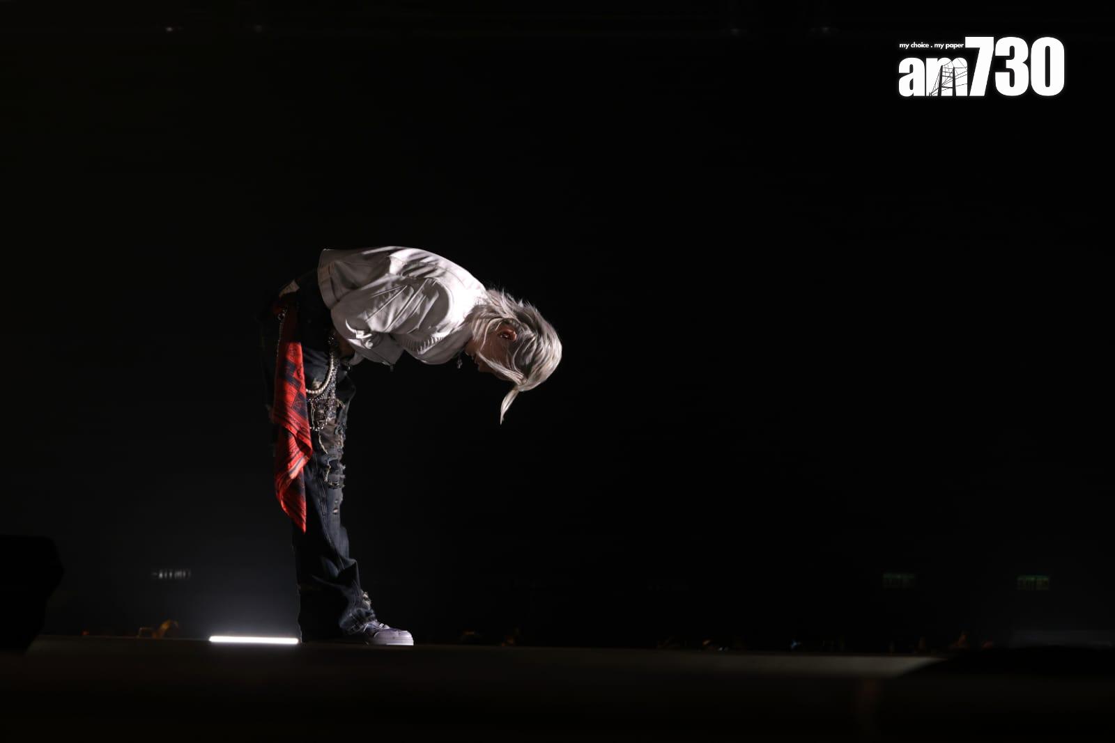 Jeremy鞠躬多謝每位入場支持《Rise In Love Live 2025》演唱會的觀眾。(林俊源攝)