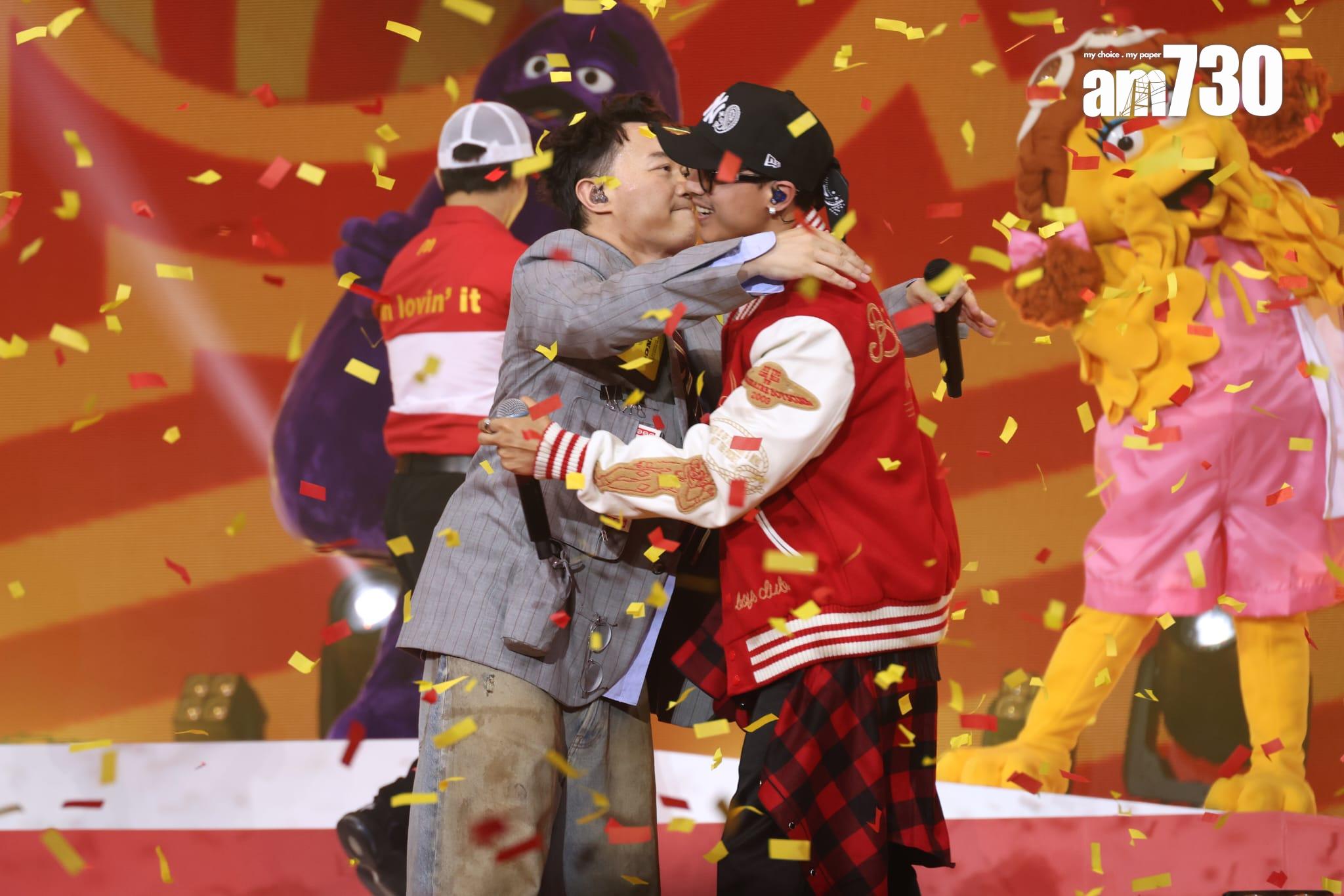 Eason完成表演後,逐一與MIRROR成員擁抱或擊掌。(林俊源攝)