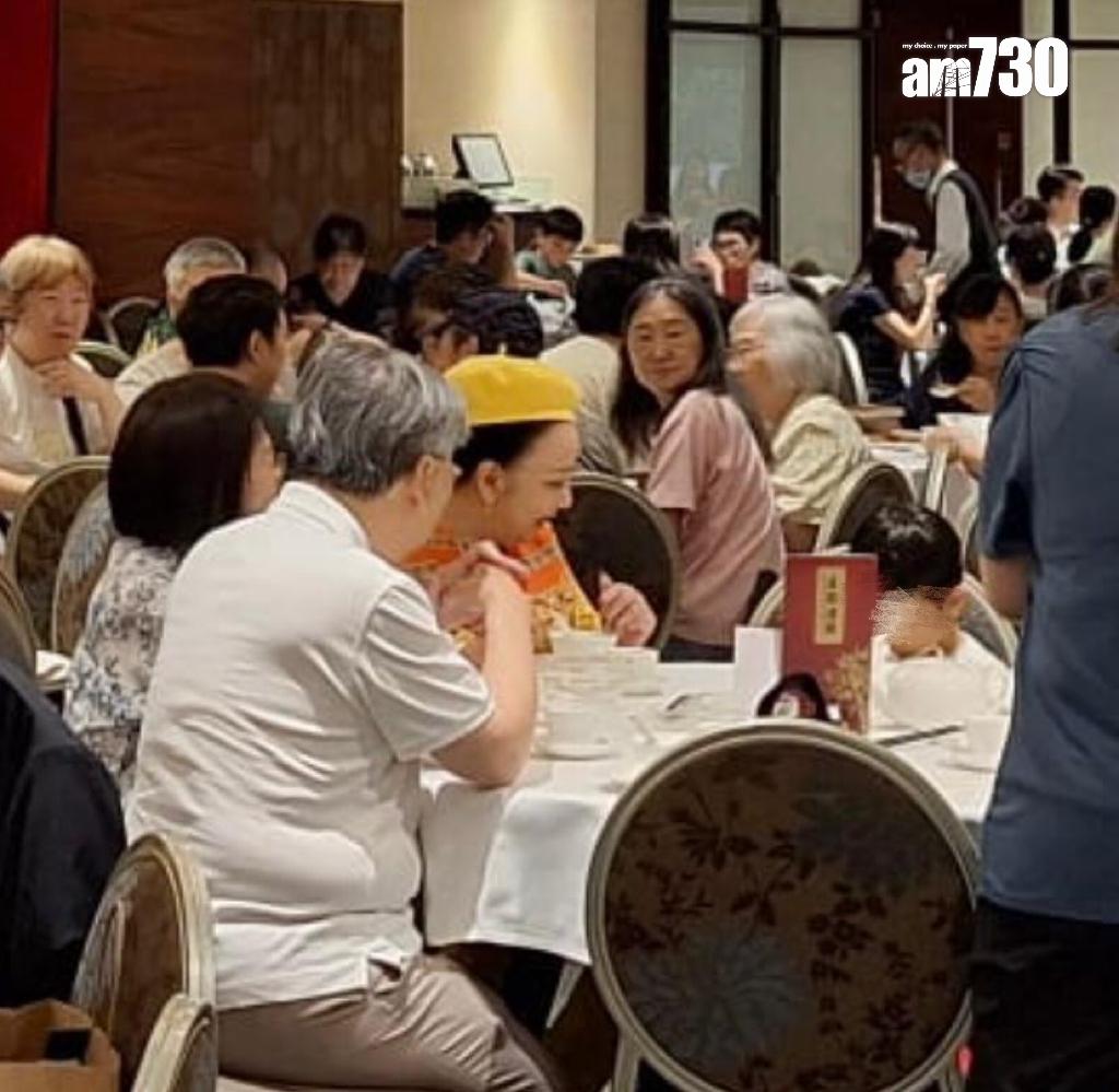 戴上黃色帽的薛家燕現身名都酒樓,一身打扮十分搶fo!(讀者提供)