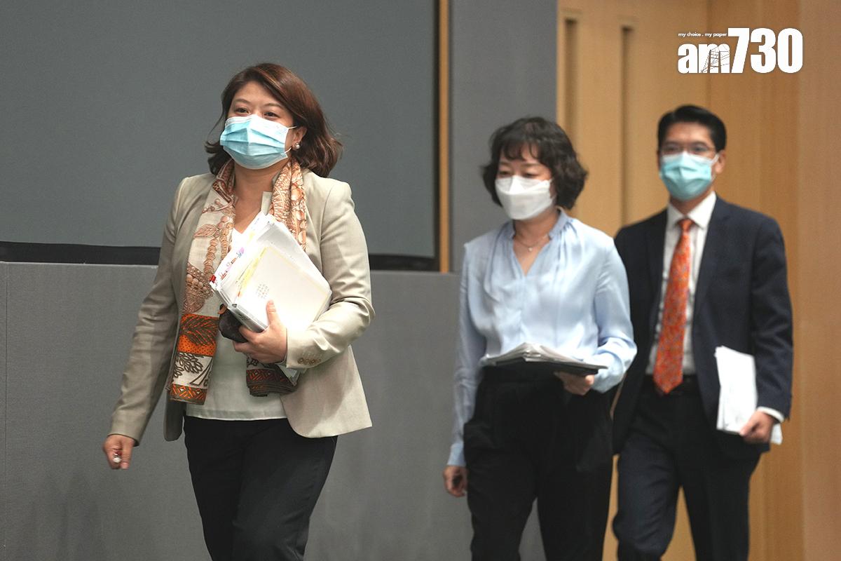 李夏茵(左)上任初期出席疫情記者會。(資料圖片)