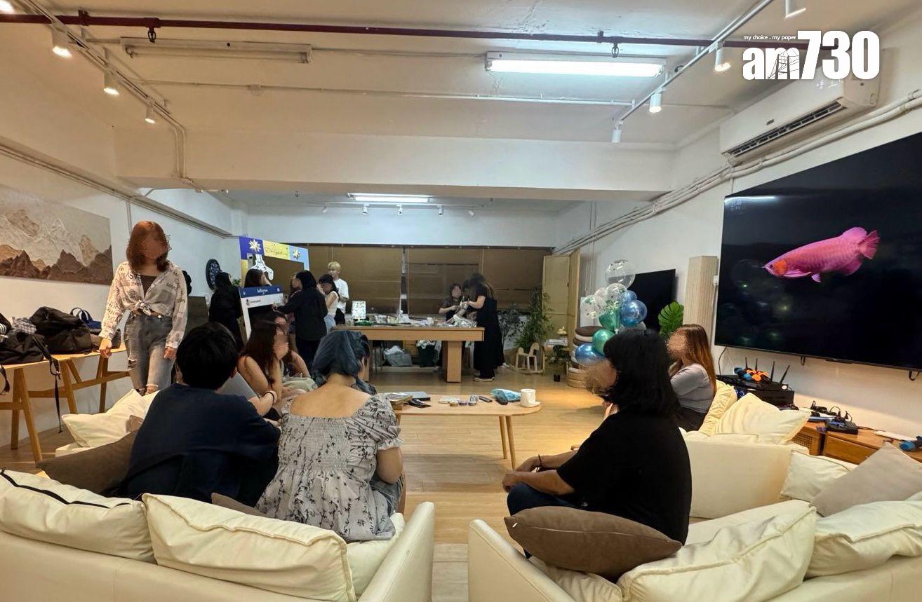 金東彬疑因簽證問題,臨時改地點到觀塘廠廈內的party room進行粉絲活動。