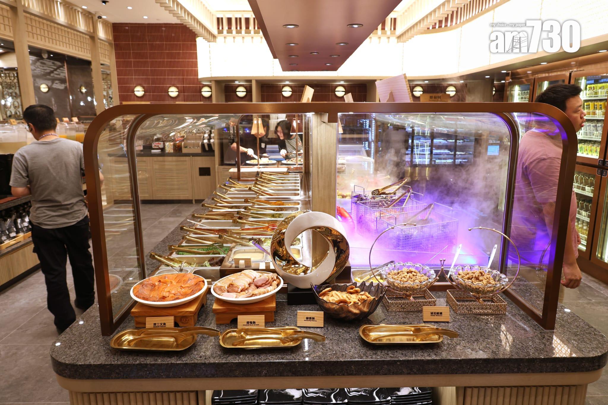 自助餐區更提供蒸石斑、滷水獅頭鵝、脆皮燒腩仔、蒸點心、凍海鮮、甜品及飲品。