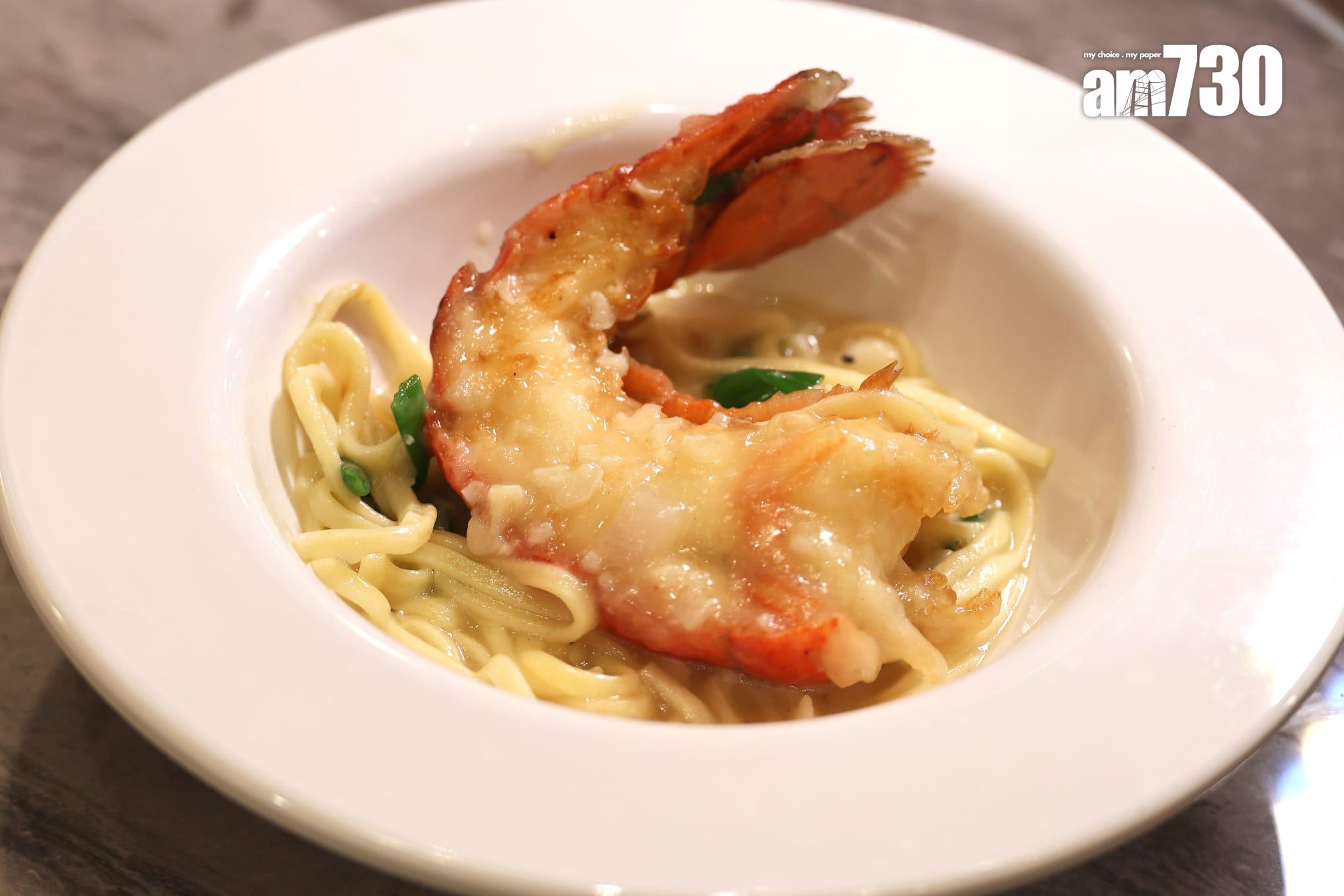 上湯芝士焗龍蝦伊麵底(放題B)選用加拿大龍蝦,有肉地,熱食最討好。
