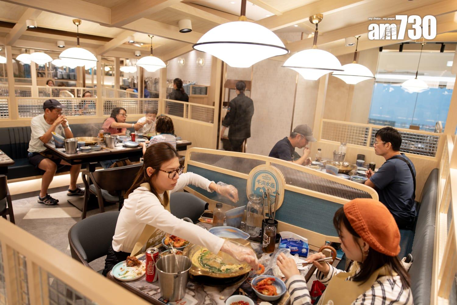 旺角分店全港面積最大,佔地萬五呎,特設天幕,卡位更寬敞。(周令知攝)