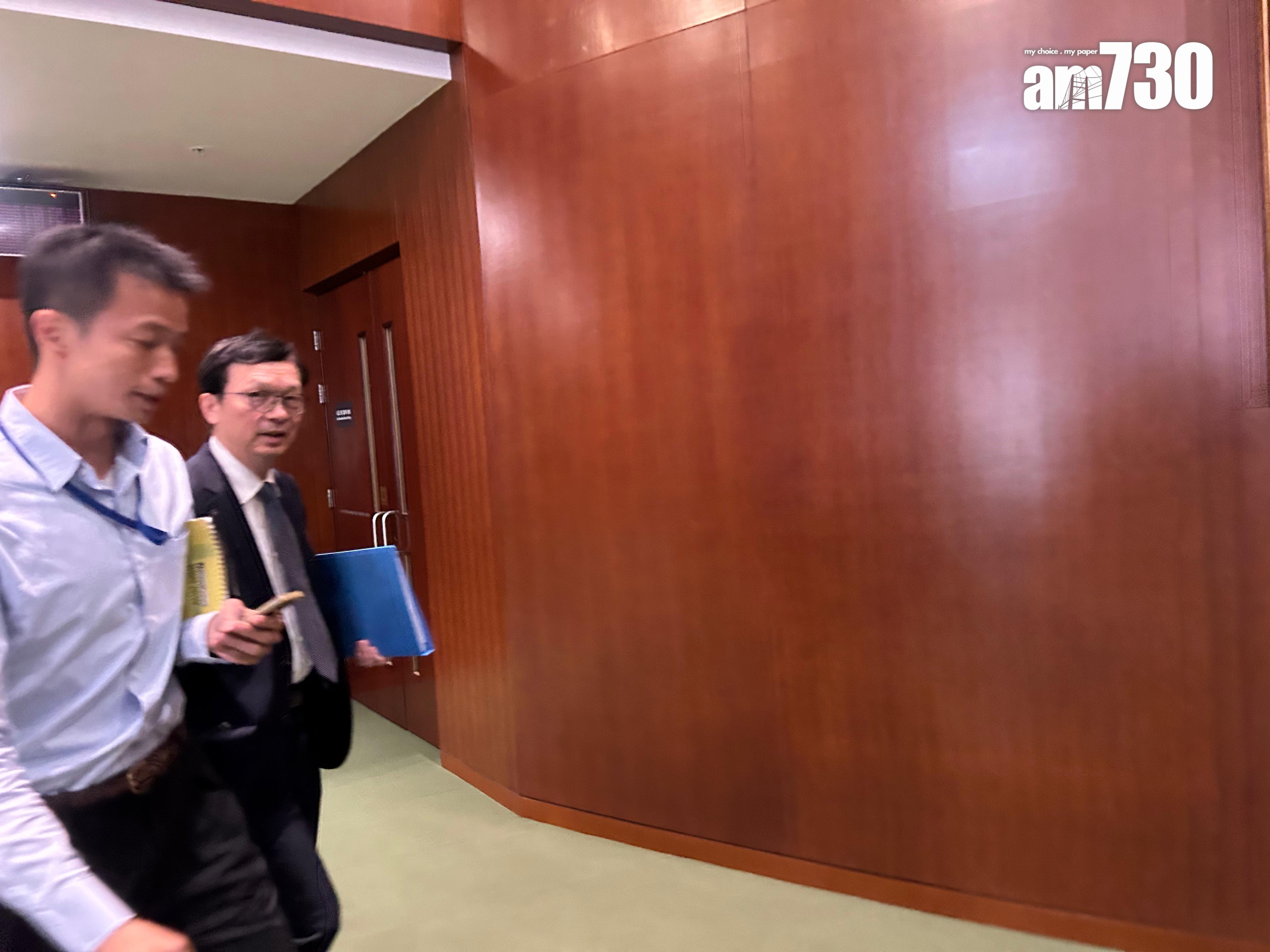 運輸及物流局副局長廖振新(右)指今日會有公布(陳芷晴攝)