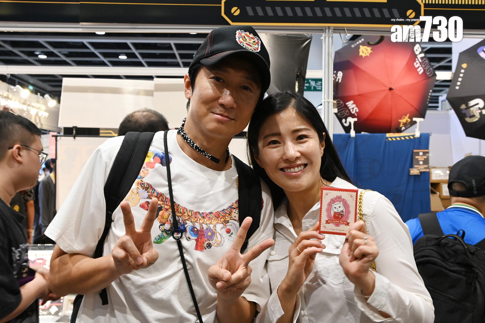 周家蔚表示「好開心可以買到貓貓。」而她手上展示的是「Angie La Coquette時髦的安吉小姐」。(娛樂組攝)