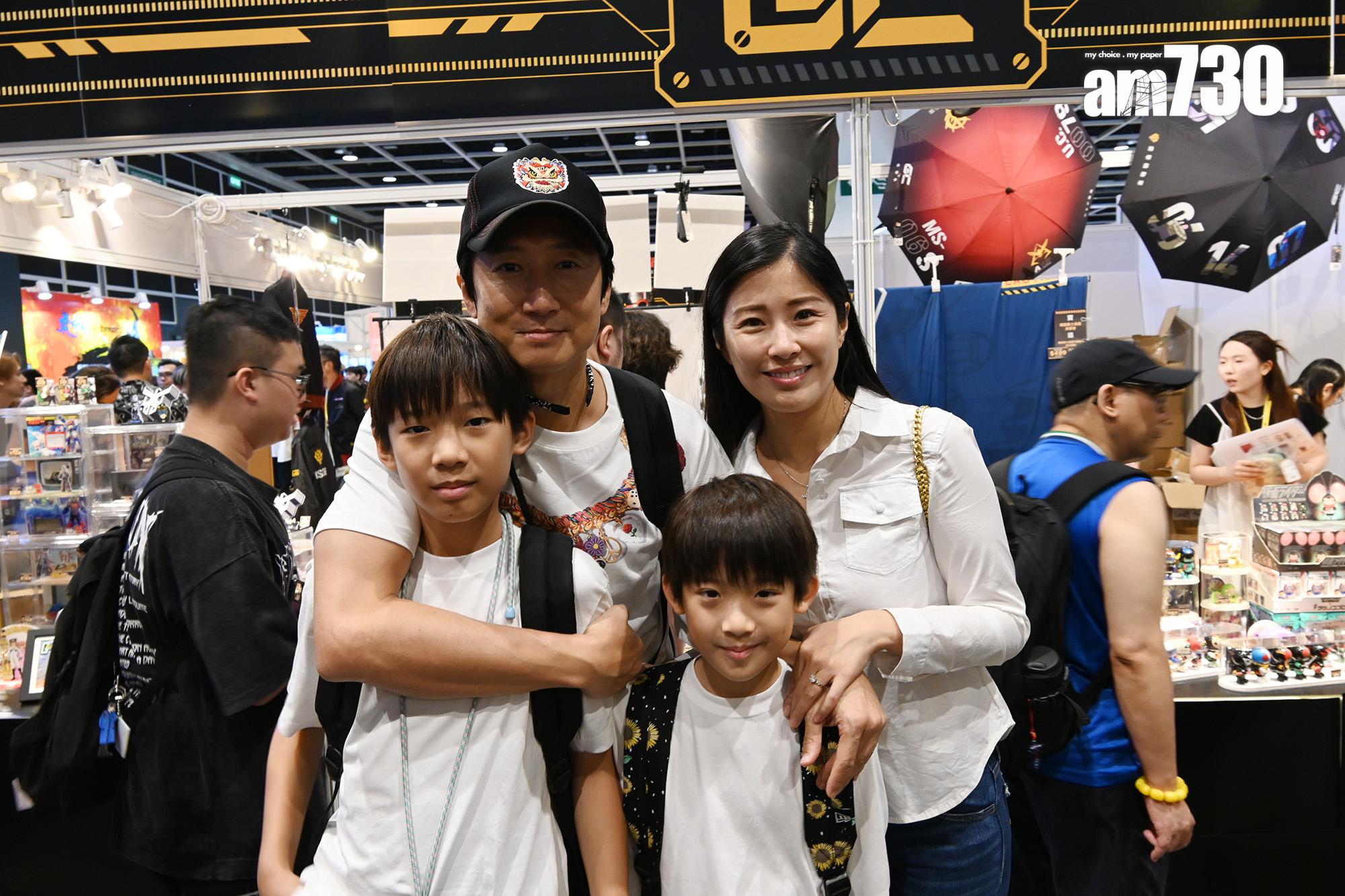 大仔TJ高至洪天明的膊頭,洪天明表示「佢真係高咗好多!」(娛樂組攝)