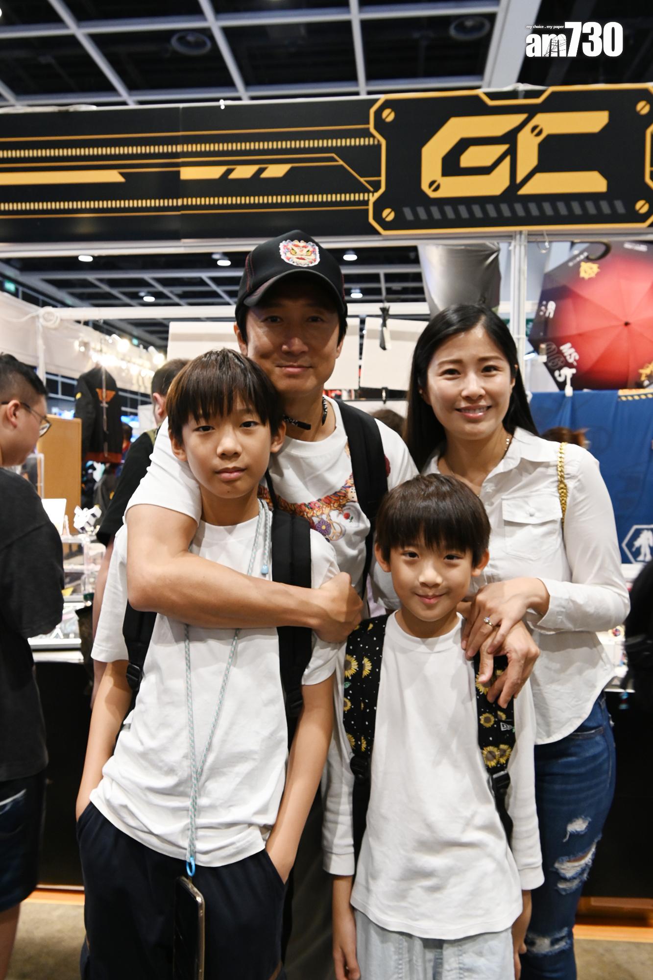 大仔TJ高至洪天明的膊頭,洪天明表示「佢真係高咗好多!」(娛樂組攝)