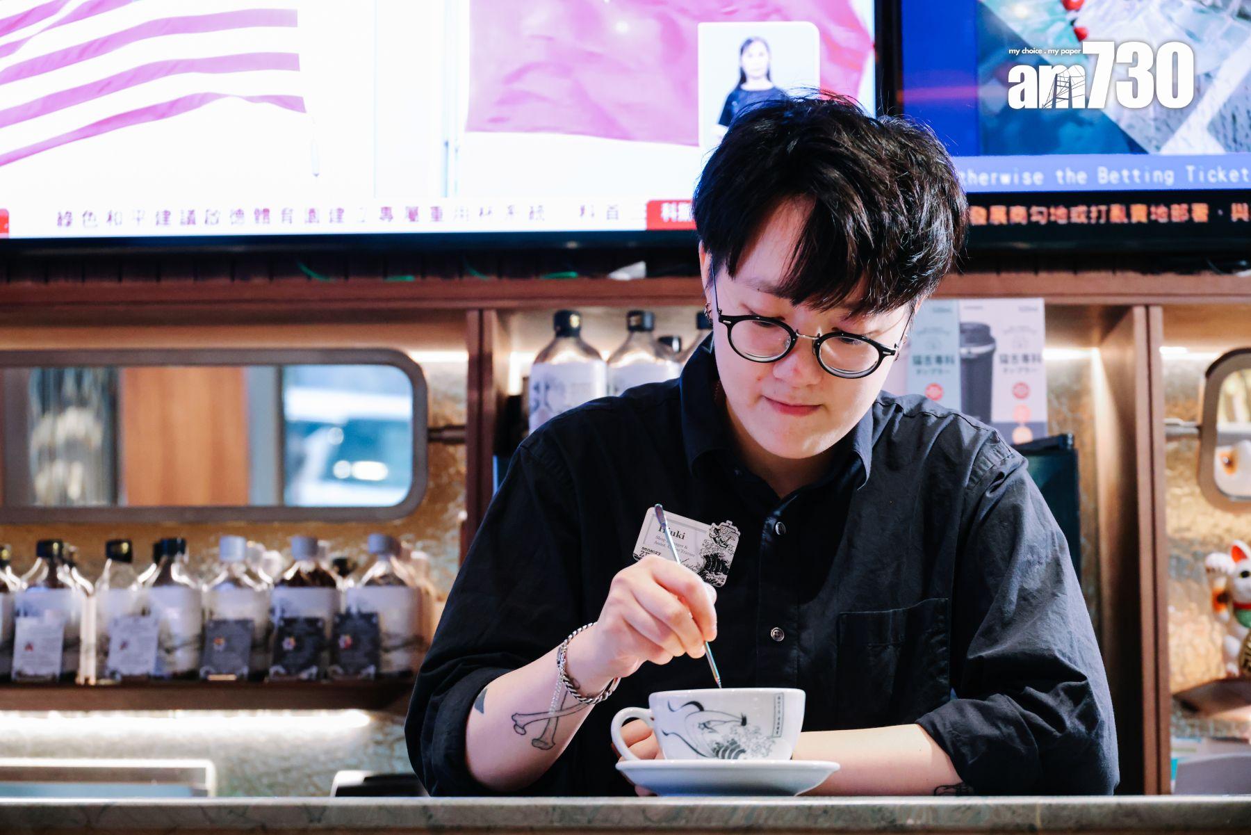 「KEIBA競」店長及助理咖啡訓練導師Hiuki,也是拉花控,為了拉出一個複雜圖案,不惜全日狂拉50杯練習,甚至花上三四日苦練。