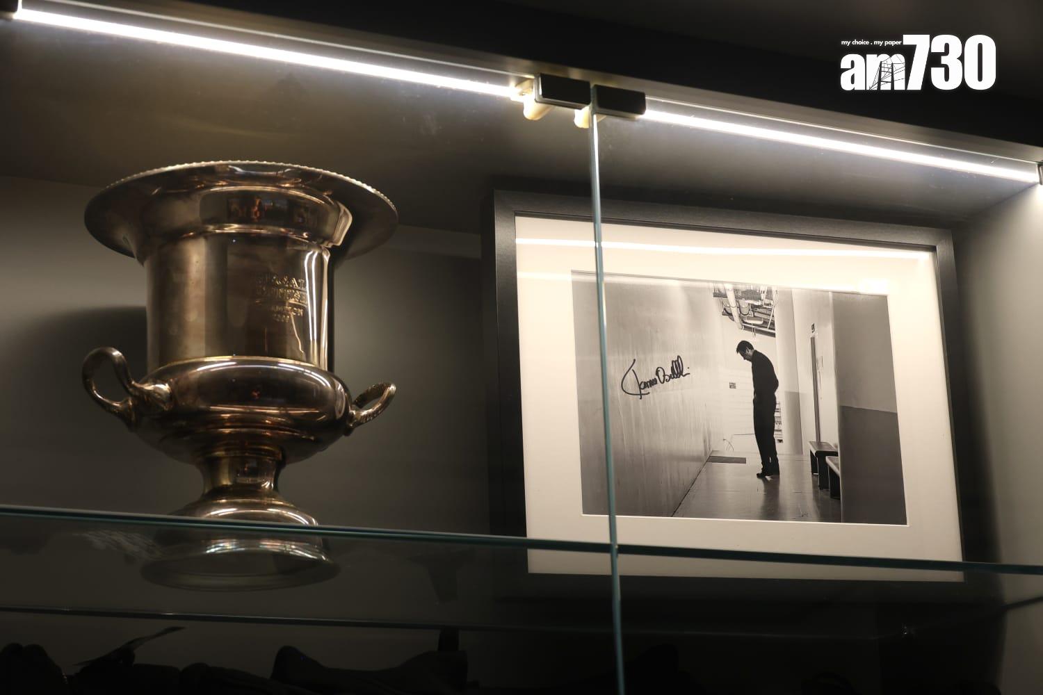 奧蘇利雲(Ronnie O'Sullivan)親臨「JJ8 香港中八桌球俱樂部」開幕禮。(林俊源攝)