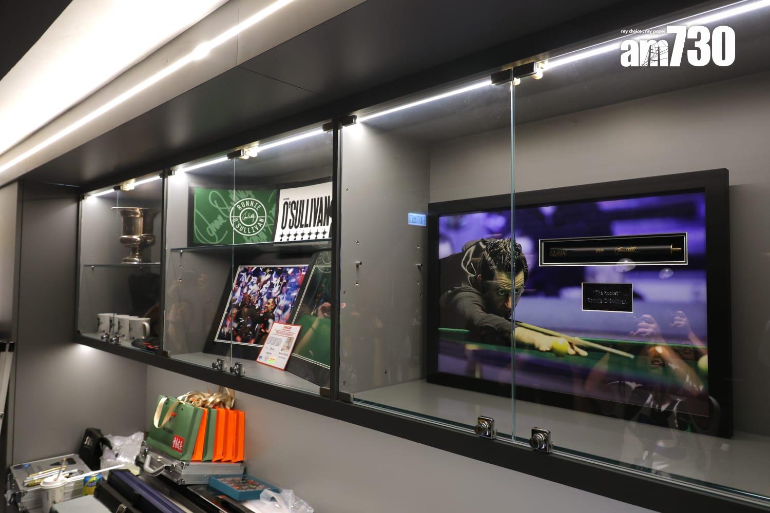 奧蘇利雲(Ronnie O'Sullivan)親臨「JJ8 香港中八桌球俱樂部」開幕禮。(林俊源攝)