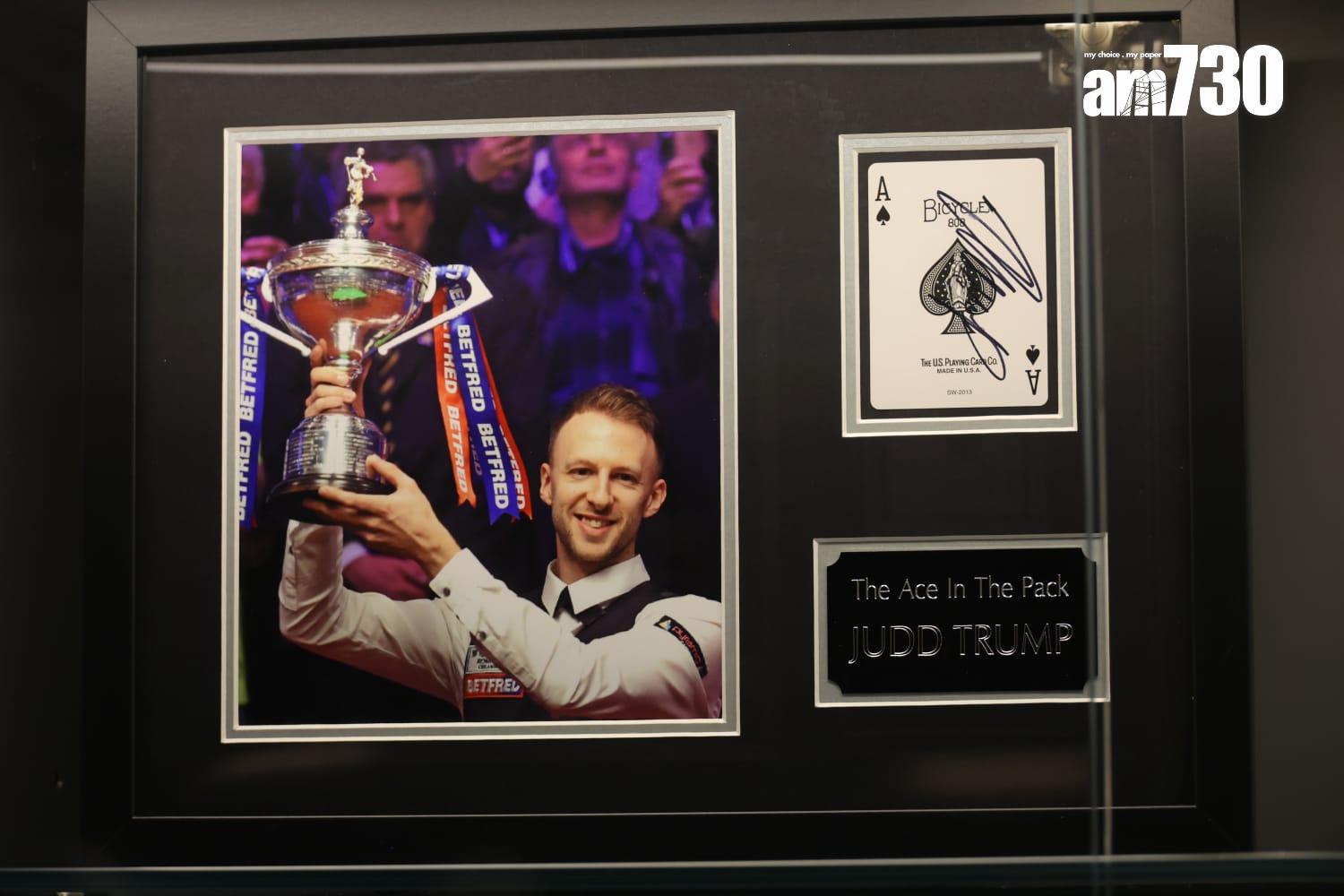 「JJ8 香港中八桌球俱樂部」亦有擺放卓林普(Judd Trump)的畫像。(林俊源攝)