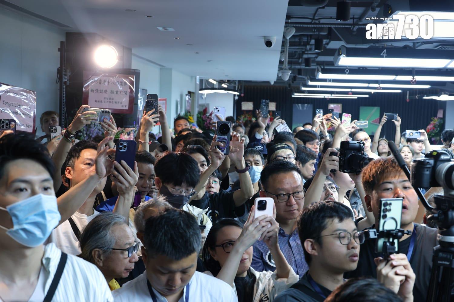 奧蘇利雲(Ronnie O'Sullivan)親臨「JJ8 香港中八桌球俱樂部」開幕禮,傳媒及桌球迷為數不少。(林俊源攝)