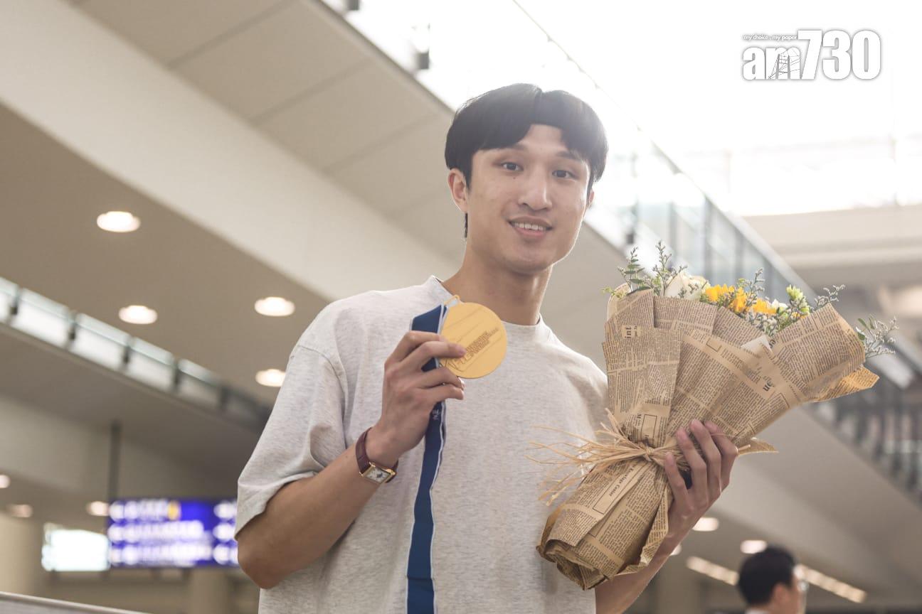 蔡俊彥在劍擊世錦賽贏得花劍金牌後返港。(周令知攝)