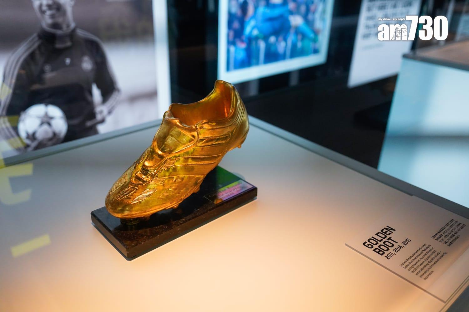 入口處展示了他憑藉卓越表現奪得的金球獎和歐聯獎盃,連同親筆簽名的28號球衣與比賽用球,讓球迷一睹這位傳奇的榮耀時刻。(周令知攝)