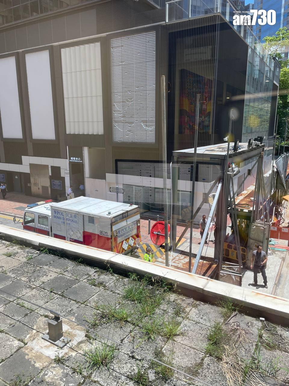 警方炸彈處理組到場檢視戰時炮管。(讀者提供)