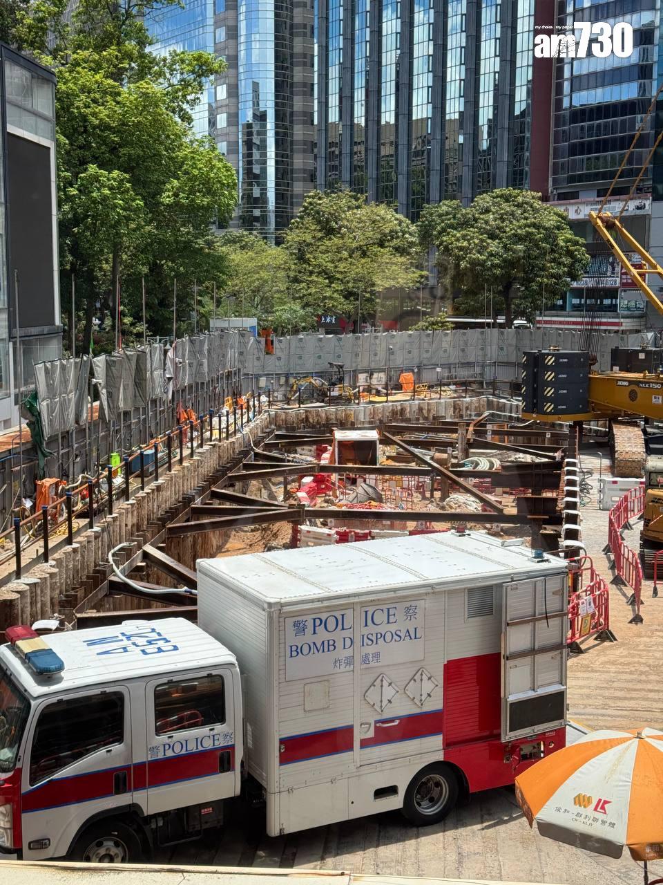 警方炸彈處理組到場檢視戰時炮管(讀者提供)