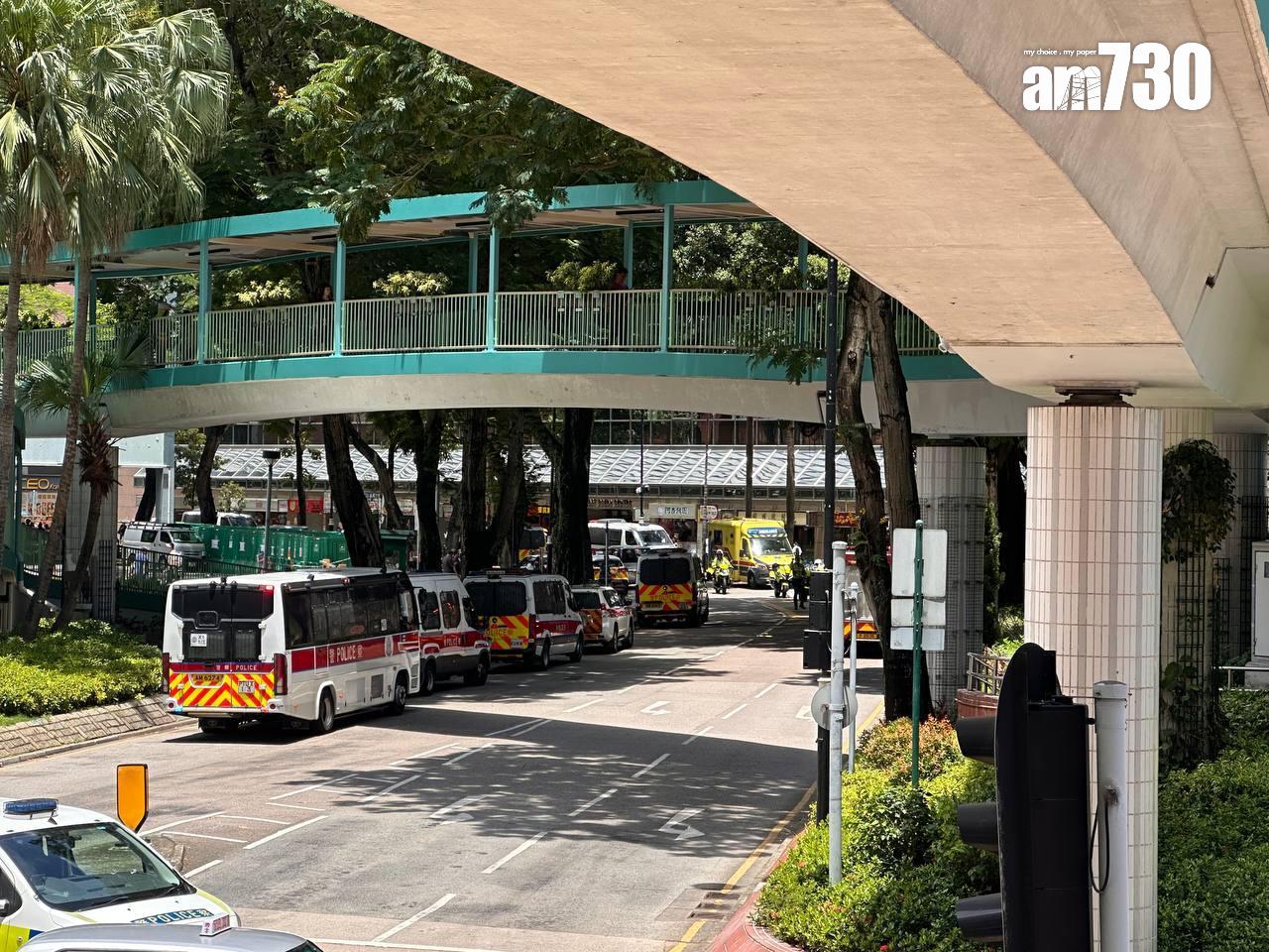 警方封鎖加連威老道來回行車線。(讀者提供)