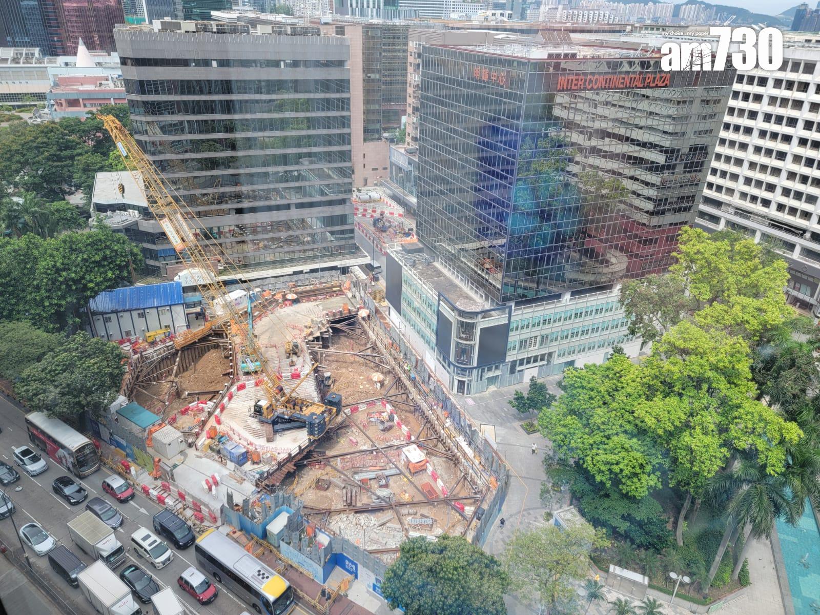 尖沙咀市政局百週年紀念花園內一個地盤,中午發現懷疑戰時炮管。(鍾式明攝)