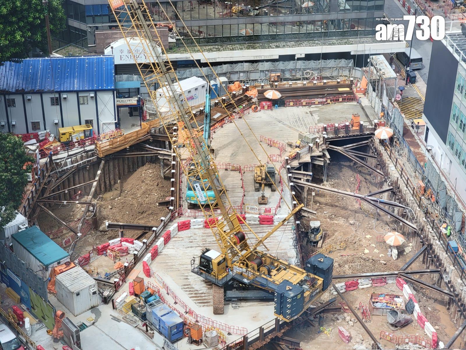 尖沙咀市政局百週年紀念花園內一個地盤,中午發現懷疑戰時炮管。(鍾式明攝)