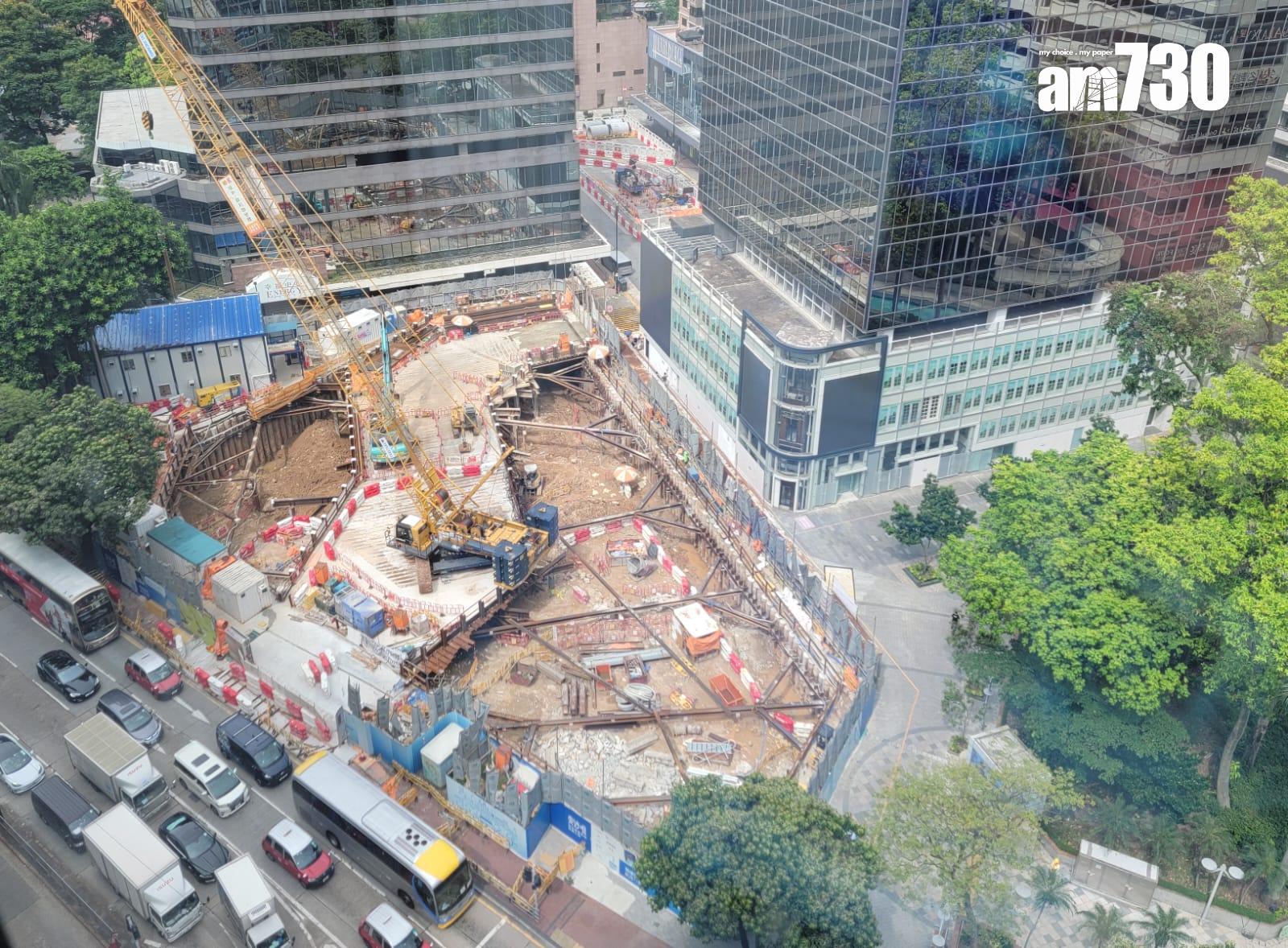 尖沙咀市政局百週年紀念花園內一個地盤,中午發現懷疑戰時炮管。(鍾式明攝)