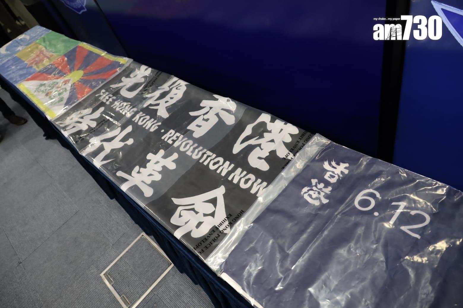 警方檢獲黑紫荊旗等。(鍾式明攝)