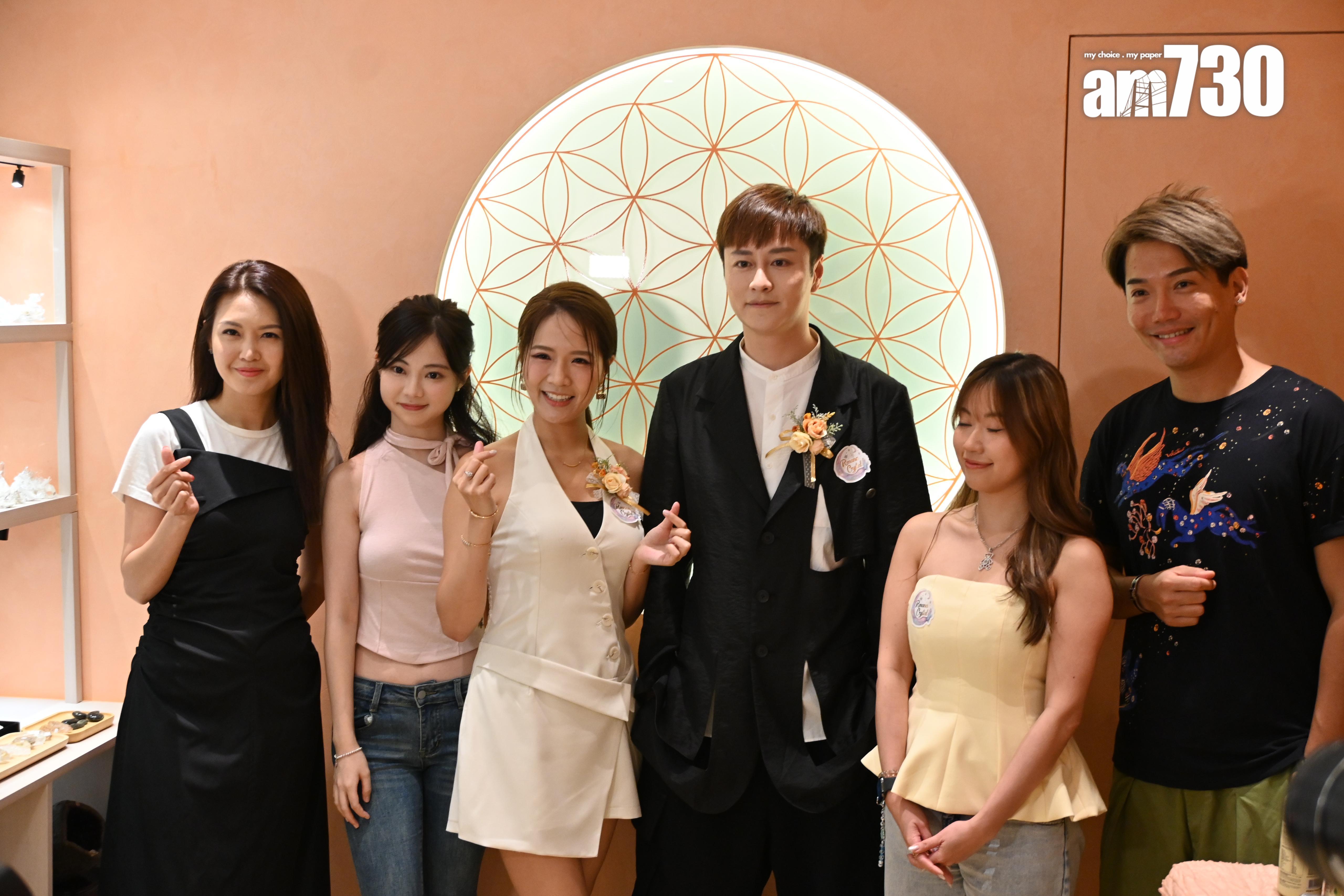 黃建東與梁敏巧、謝東閔等到尖沙咀支持好友的水晶店開幕。(娛樂組攝)