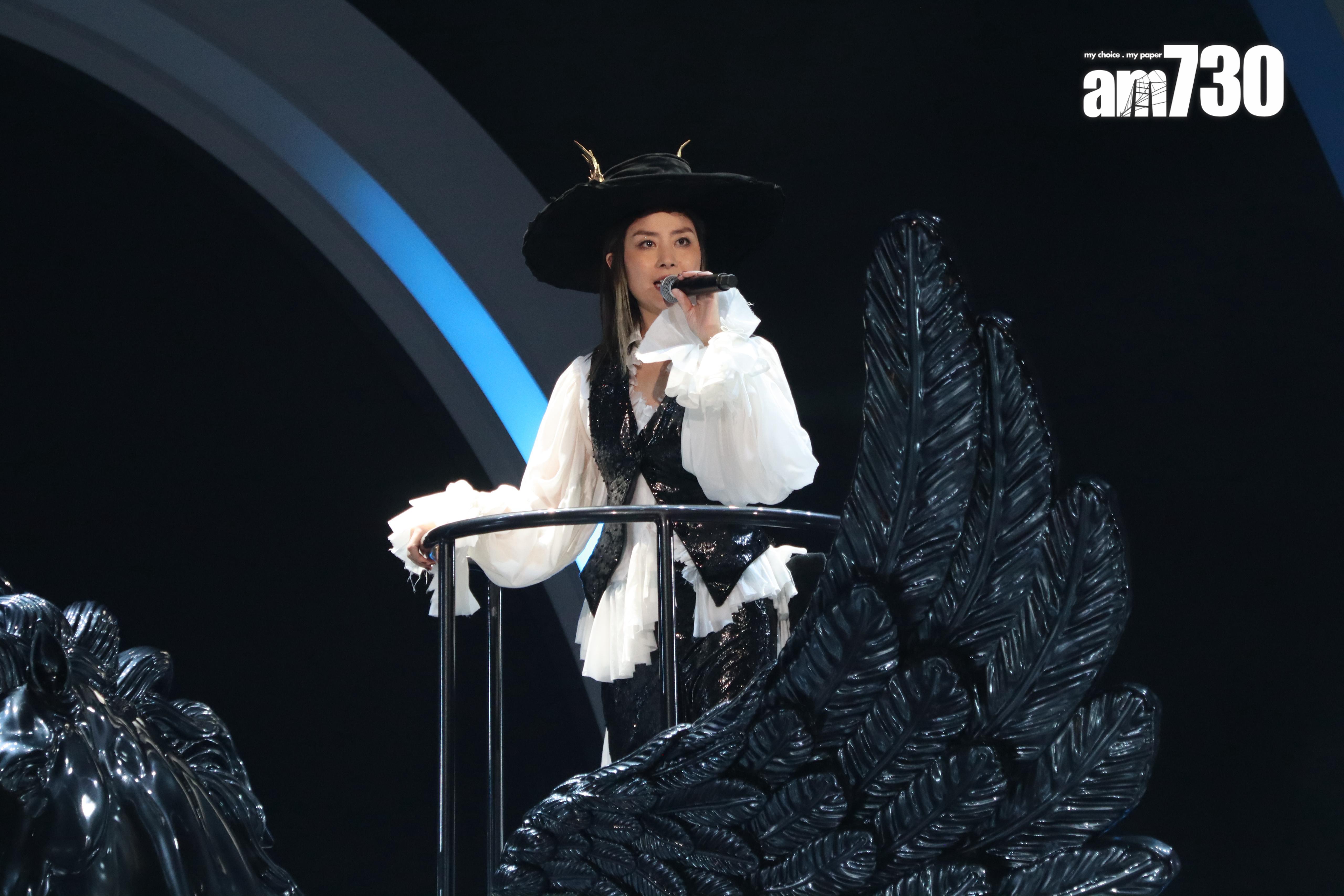 陳慧琳從三面台的舞台中站在飛馬上登場,以《一念天堂 二人世界》帶領一眾dancers跳唱炒熱氣氛。