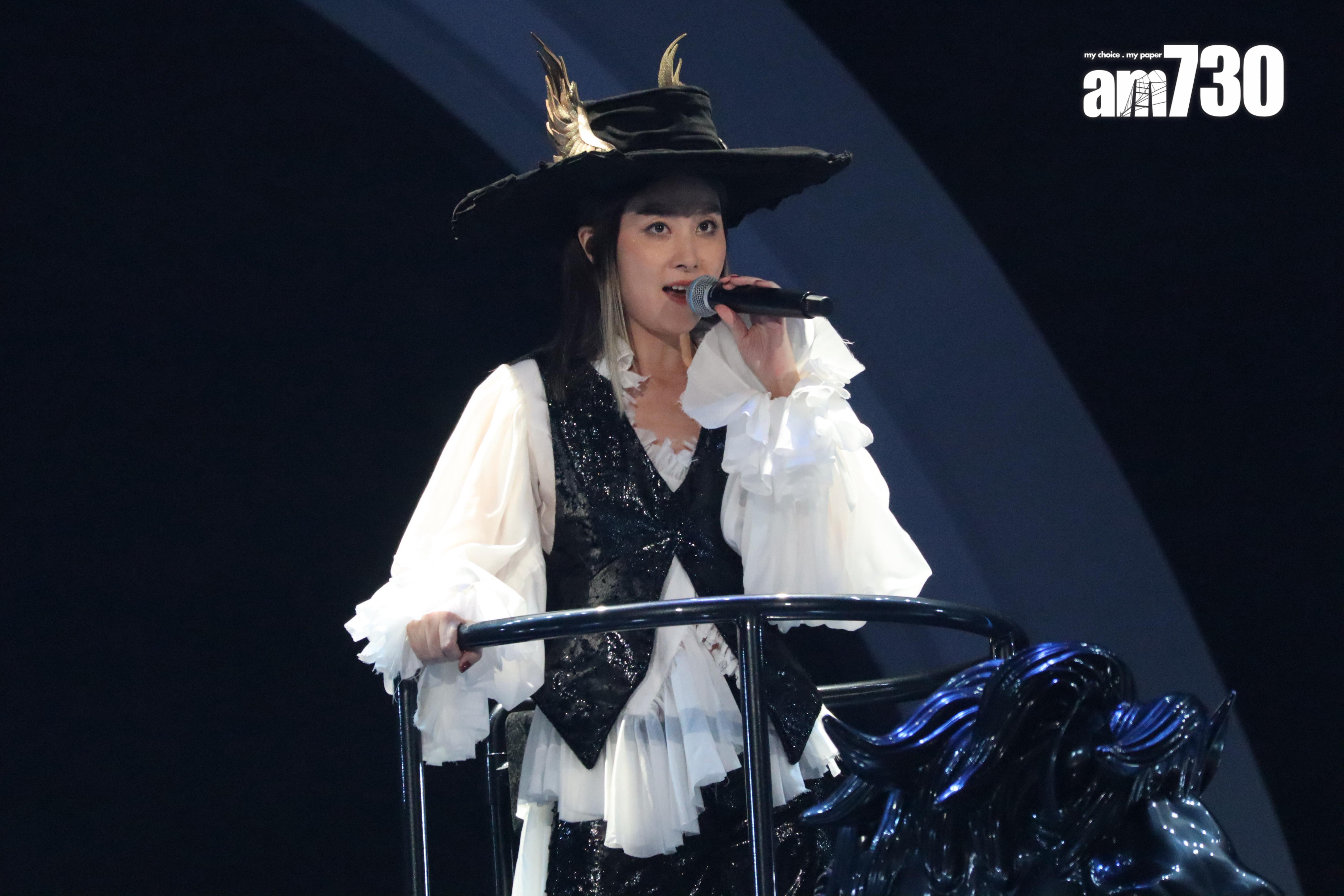 陳慧琳從三面台的舞台中站在飛馬上登場,以《一念天堂 二人世界》帶領一眾dancers跳唱炒熱氣氛。