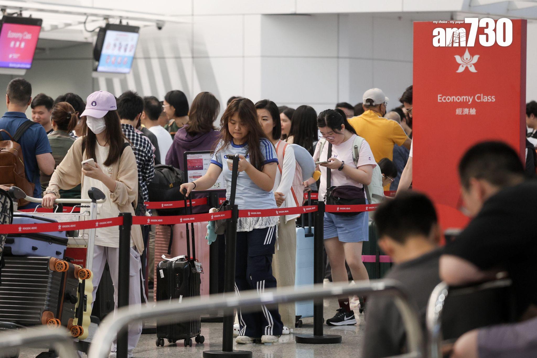 機場7點左右,人流比平常多。(周令知攝)