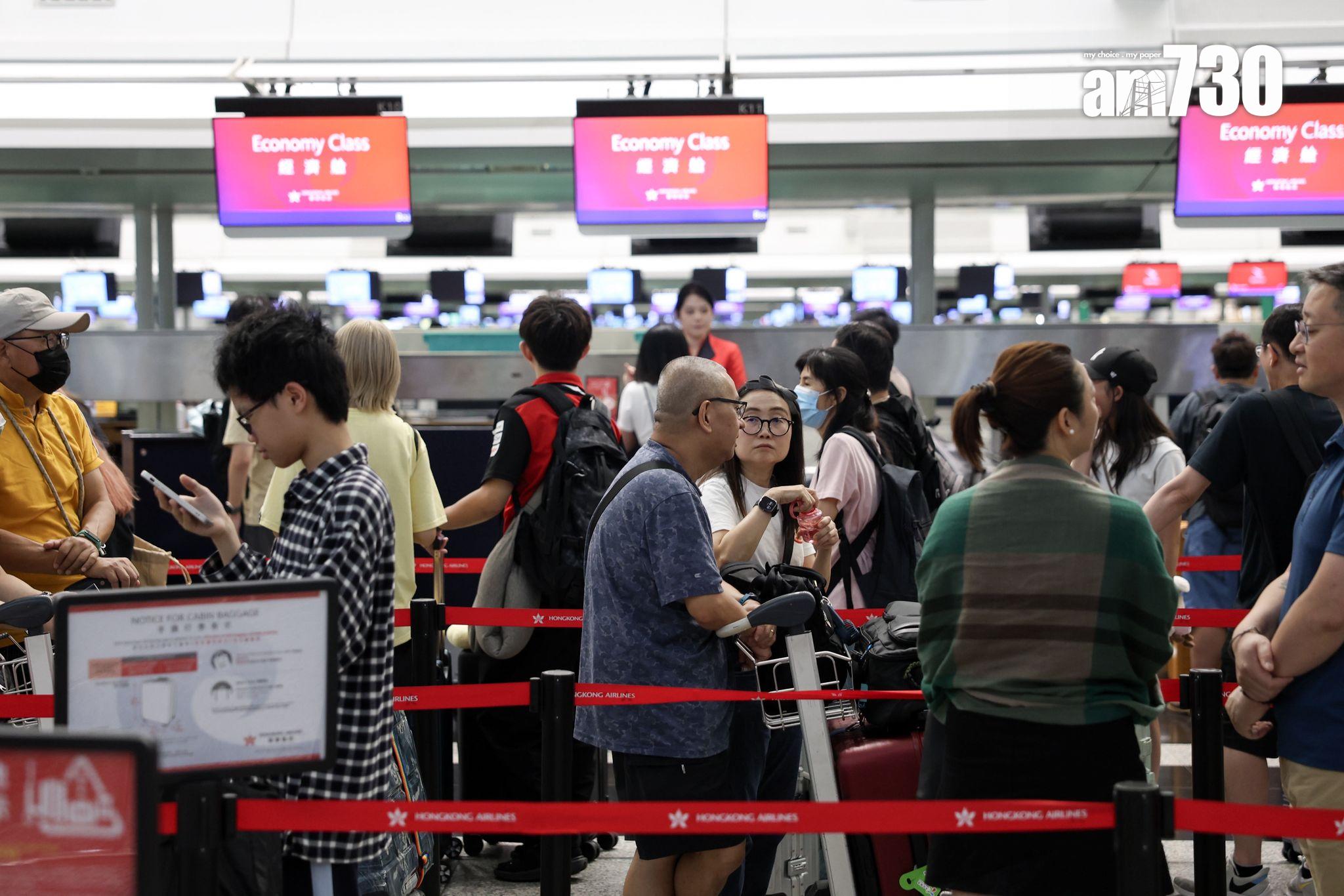 機場7點左右,人流比平常多。(周令知攝)
