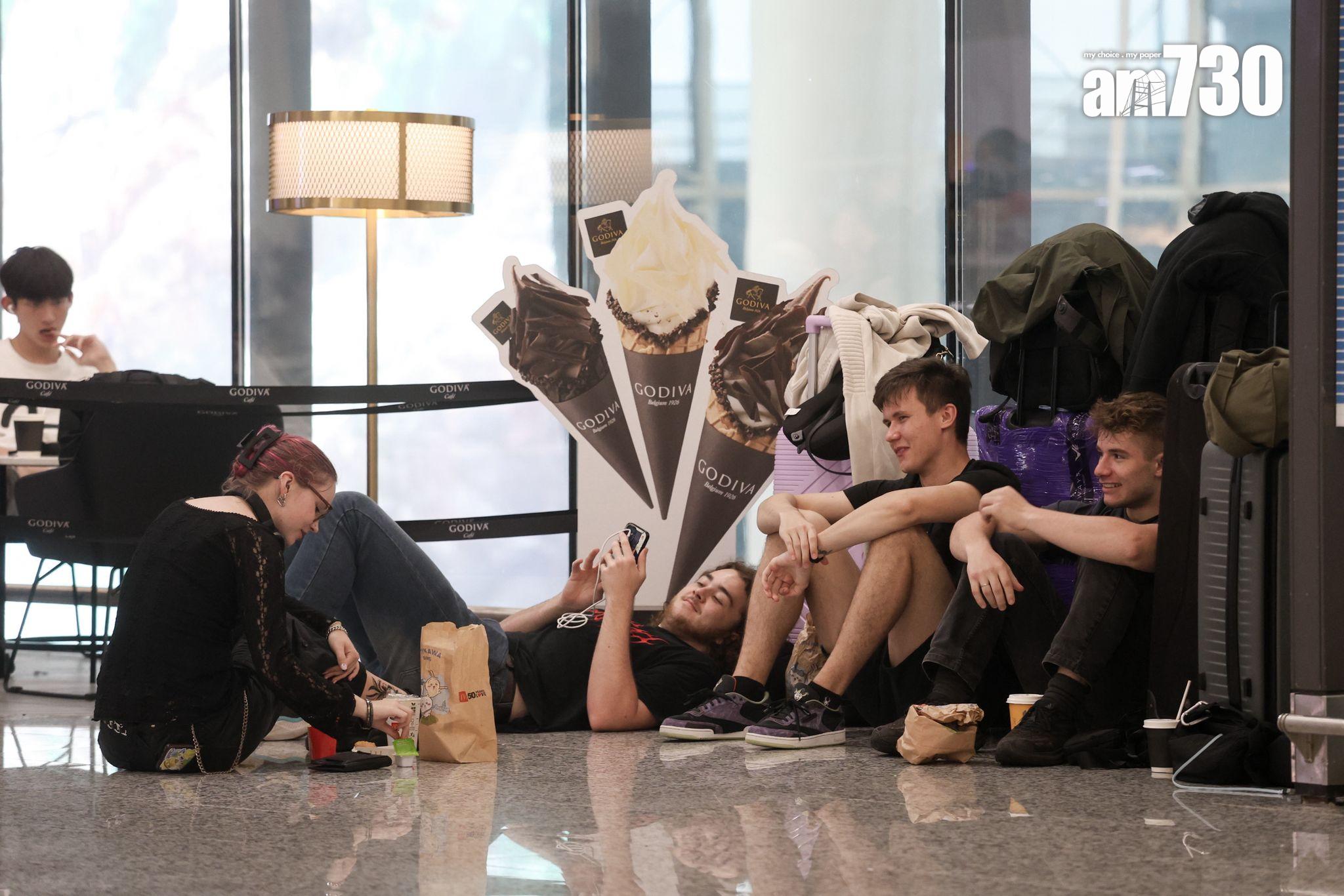 機場7點左右,人流比平常多。(周令知攝)