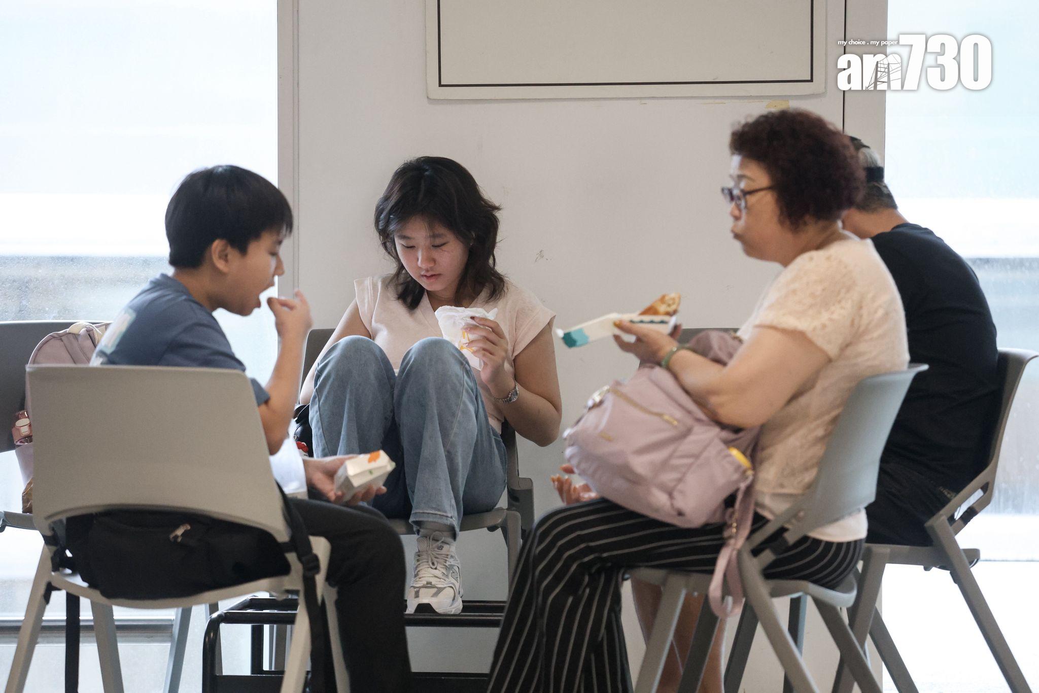 機場7點左右,人流比平常多。(周令知攝)