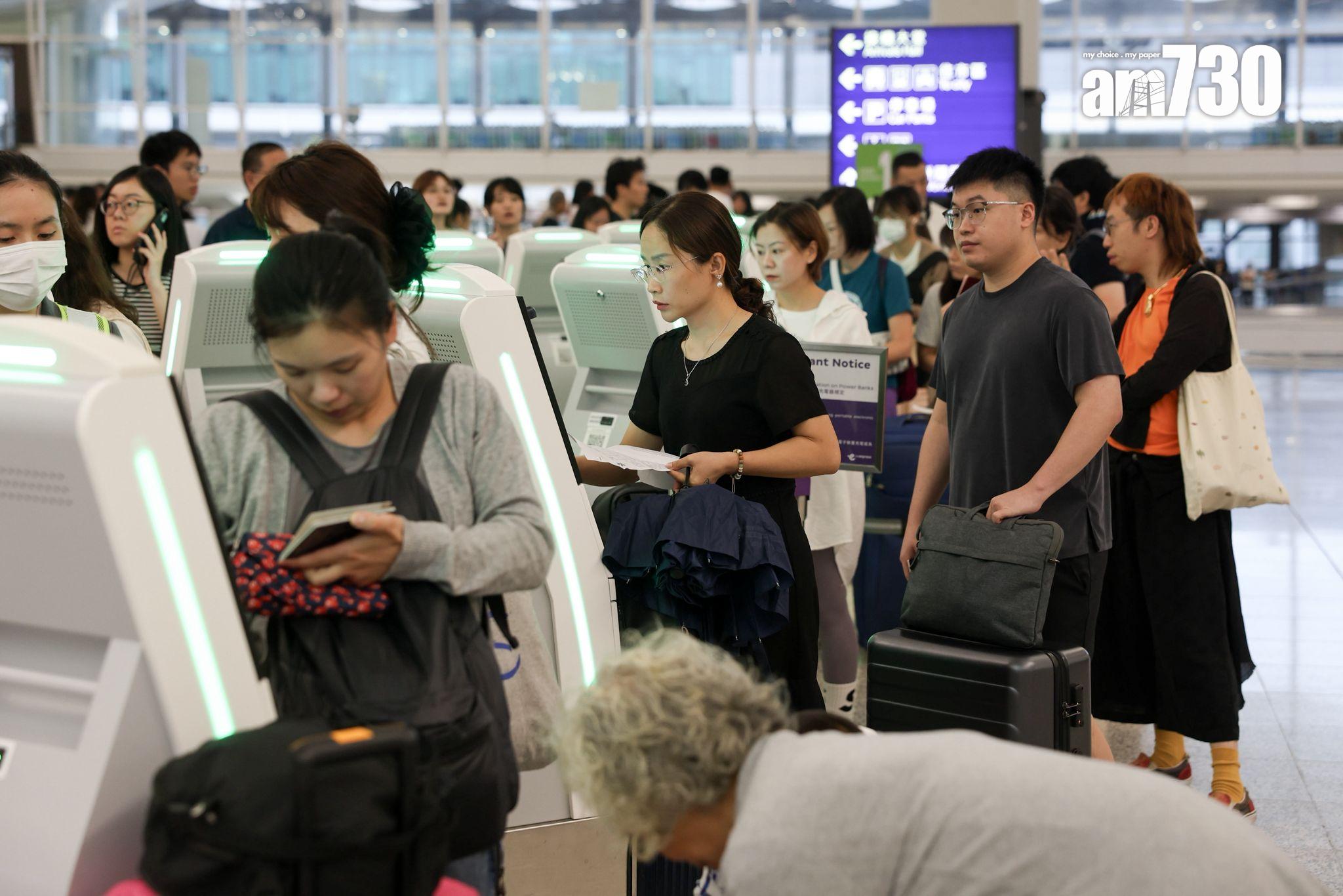 機場7點左右,人流比平常多。(周令知攝)