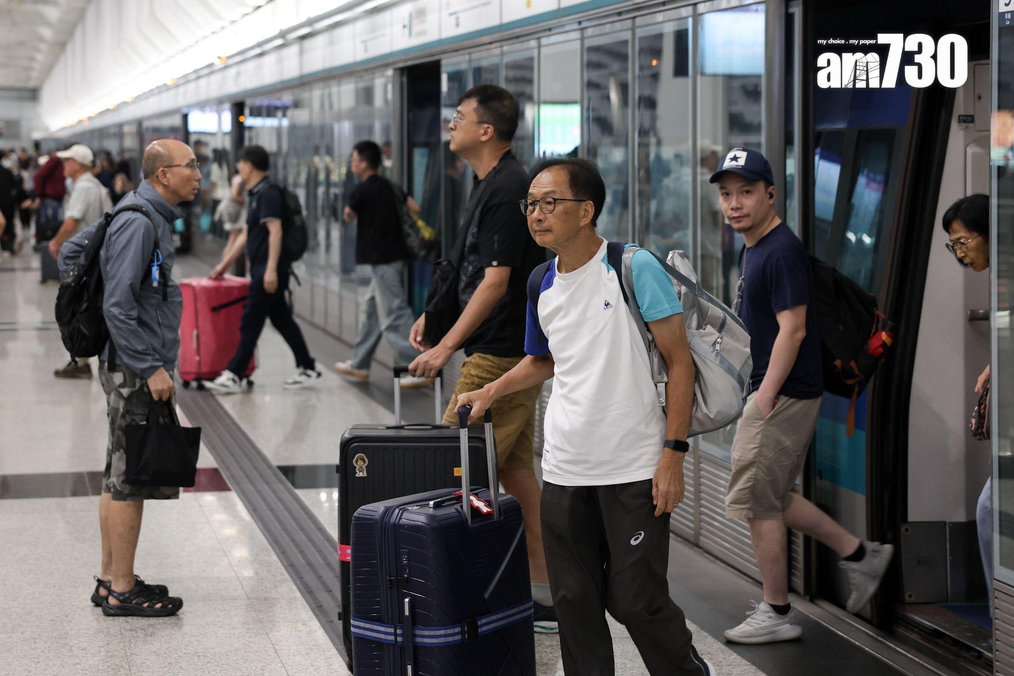 機場7點左右,人流比平常多。(周令知攝)
