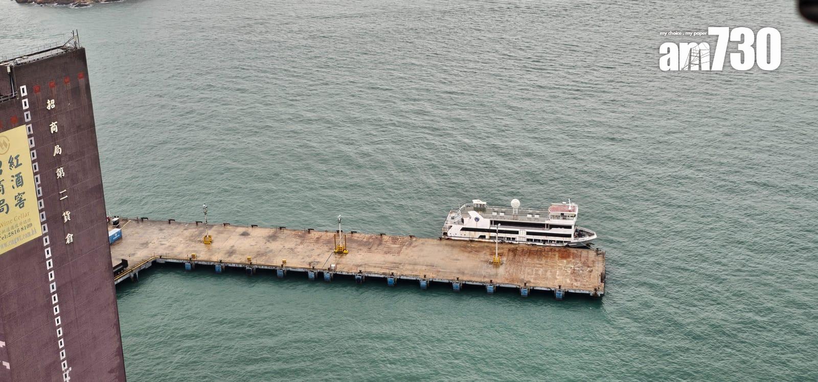 海龍明珠撞招商局碼頭,海事處將檢控船東。(讀者提供)