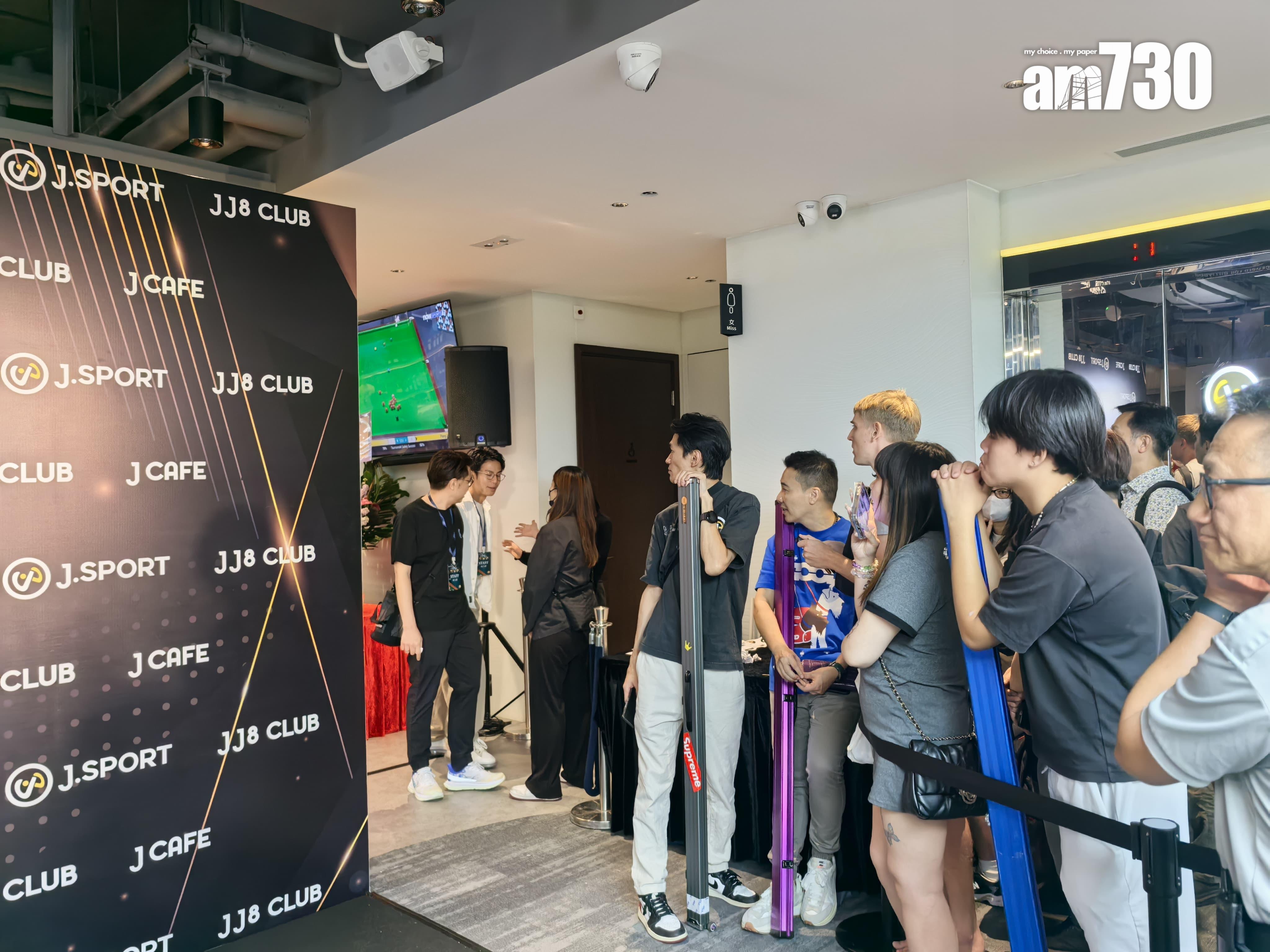 奧蘇利雲(Ronnie O'Sullivan)親臨「JJ8 香港中八桌球俱樂部」開幕禮,不少球迷帶同球杆前來希望可以索取「火箭」簽名。