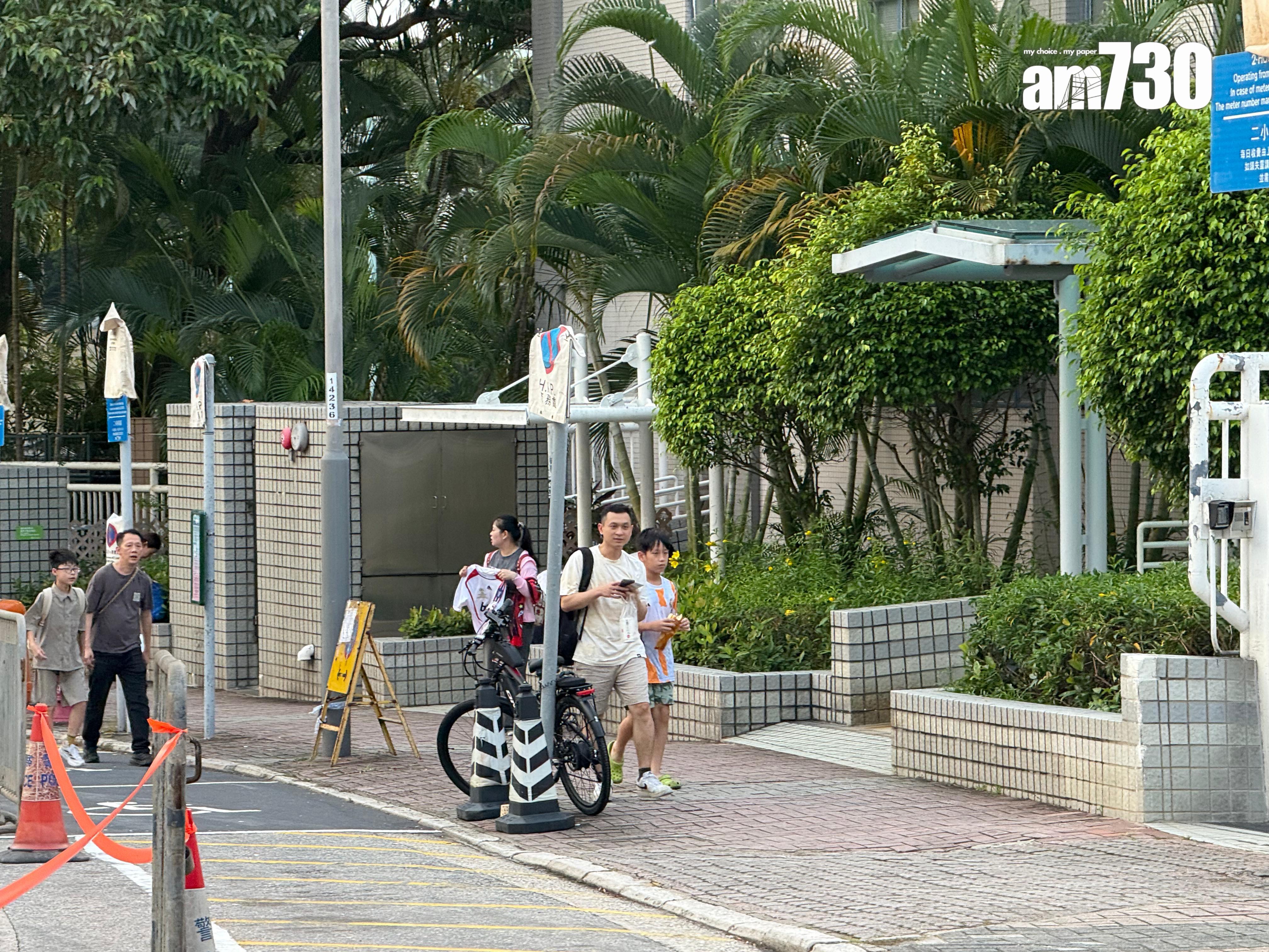 有操普通話女子兜售未知是否正版的AC米蘭球衣。(《am730》記者攝)