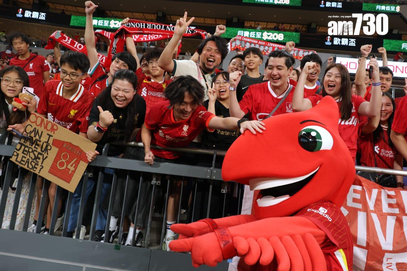 利物浦吉祥物與球迷拍照。(林俊源攝)