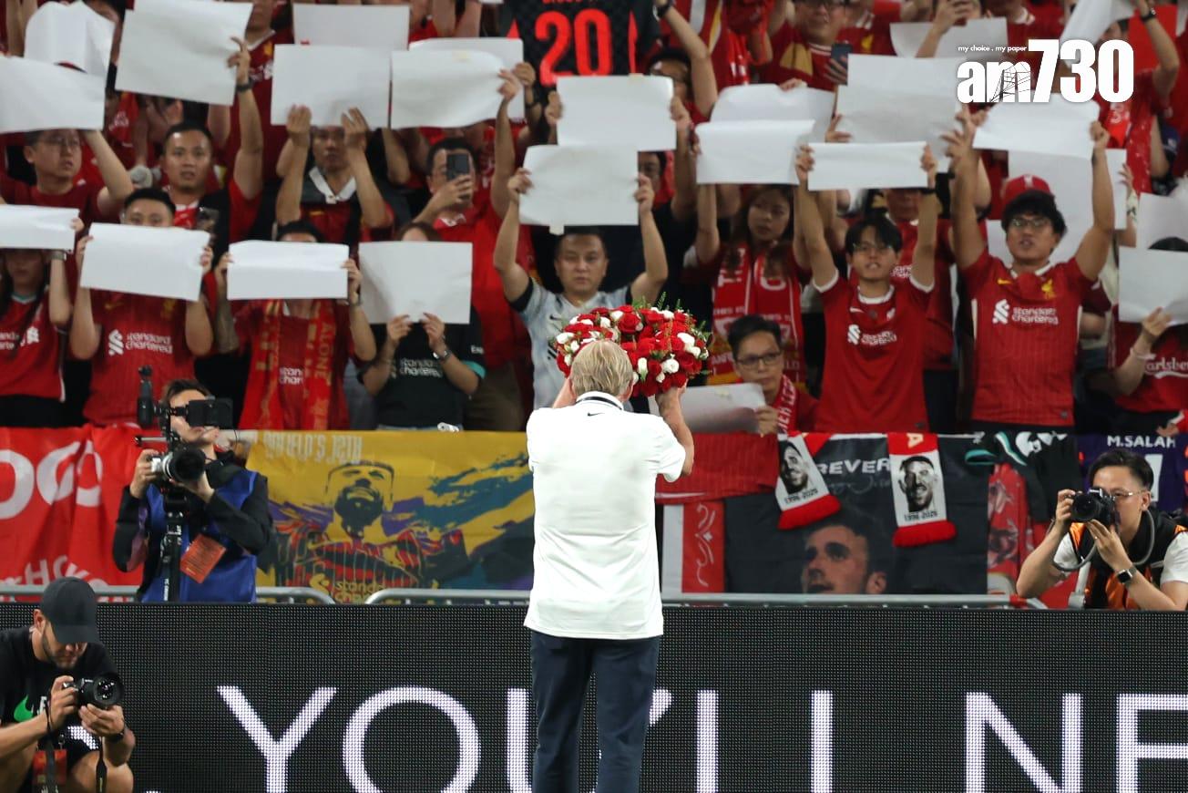 在悼念祖達的儀式上,利物浦名宿杜格利殊代表獻花。(林俊源攝)