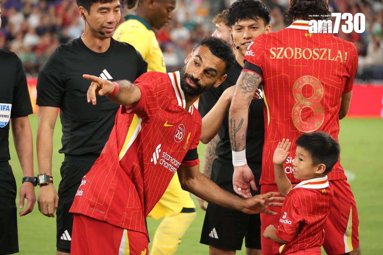 利物浦沙拿與球童嬉戲。(林俊源攝)