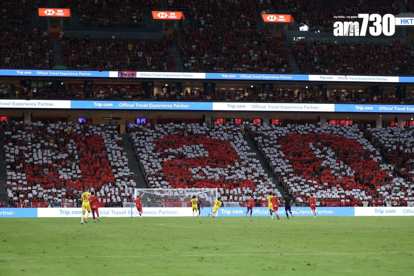 球迷在20分鐘再悼念祖達。(林俊源攝)