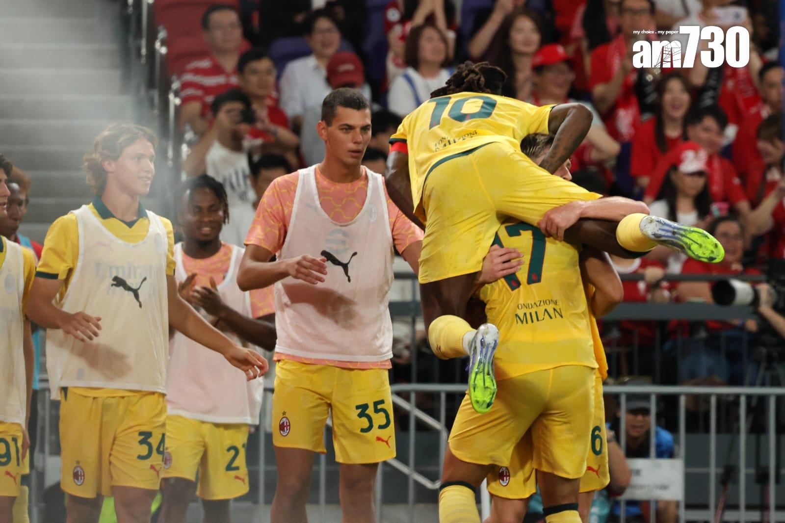 奧卡科為米蘭射成3:1後與隊友慶祝。(林俊源攝)