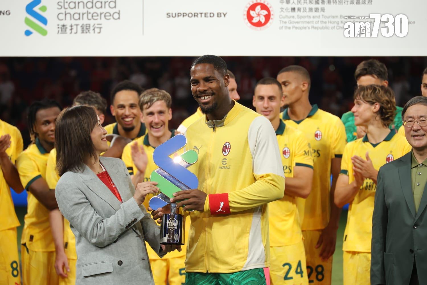 AC米蘭賽後領獎。(林俊源攝)