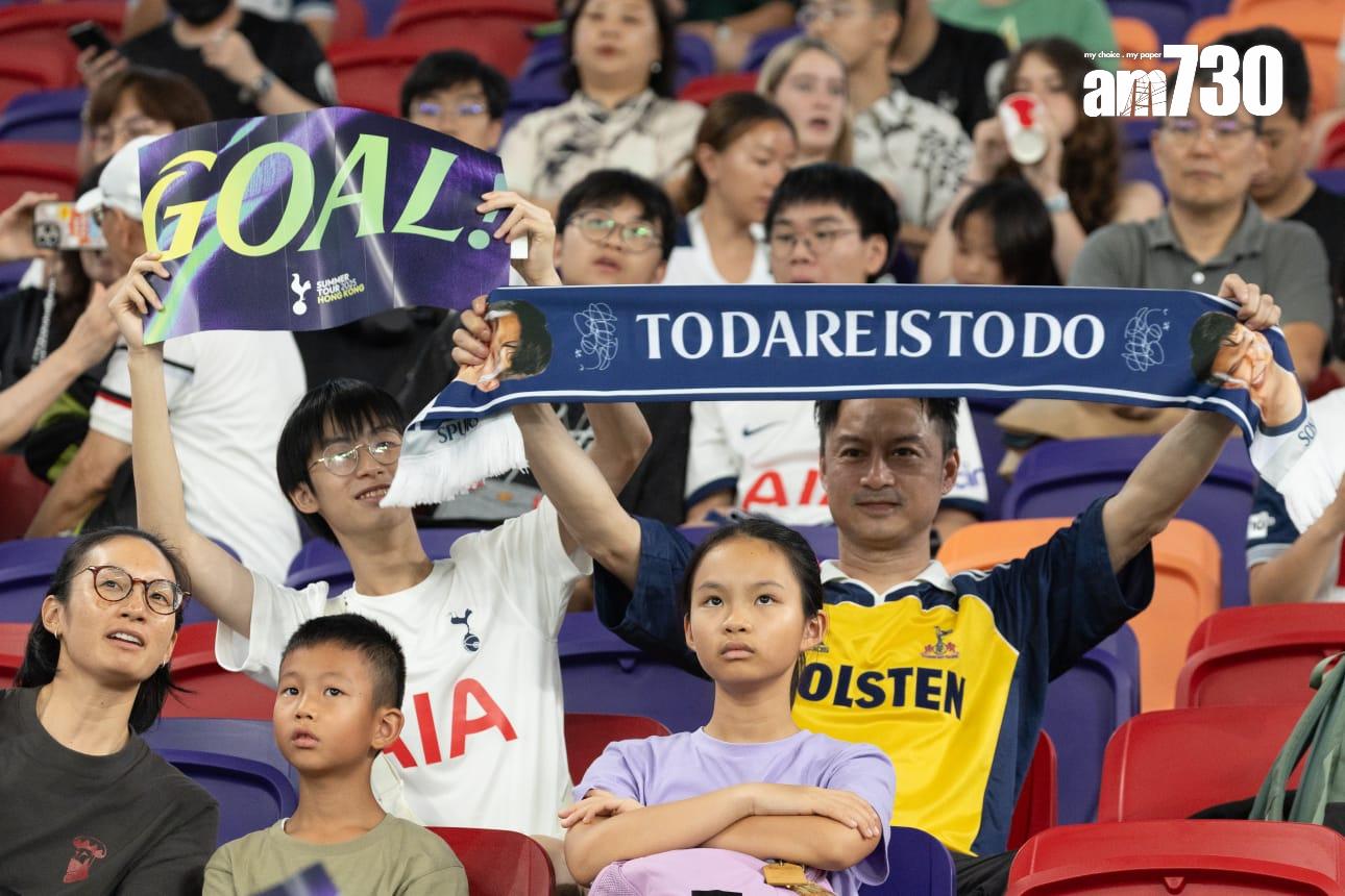 熱刺球迷入場觀看球隊的公開操練。(蘇文傑攝)