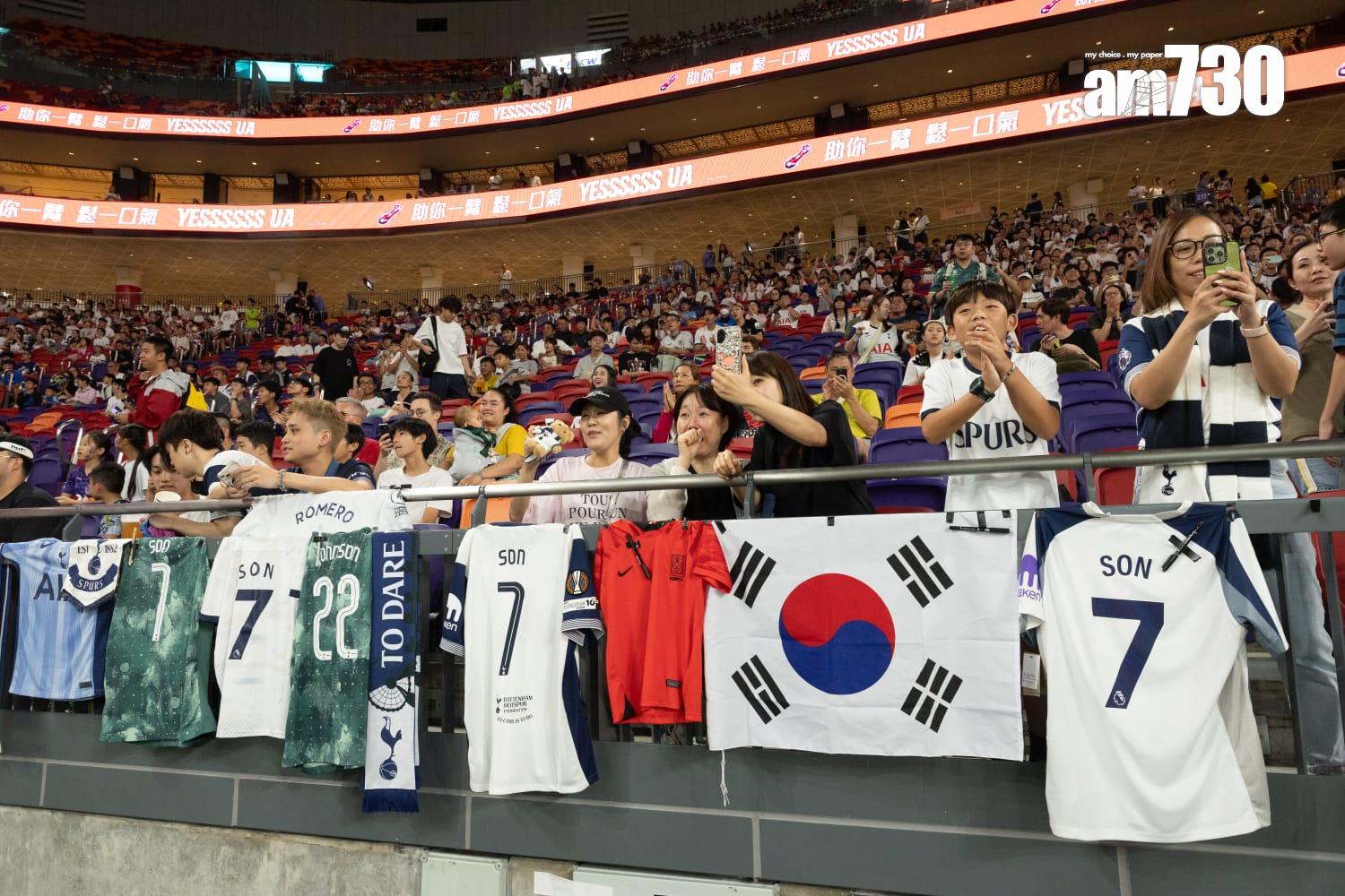 熱刺球迷入場觀看球隊的公開操練。(蘇文傑攝)