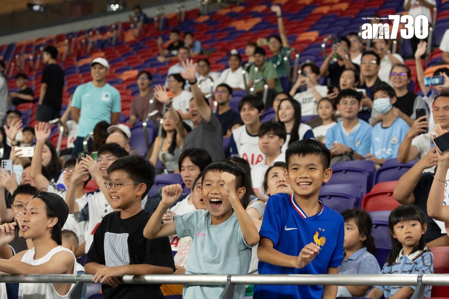 熱刺球迷入場觀看球隊的公開操練。(蘇文傑攝)