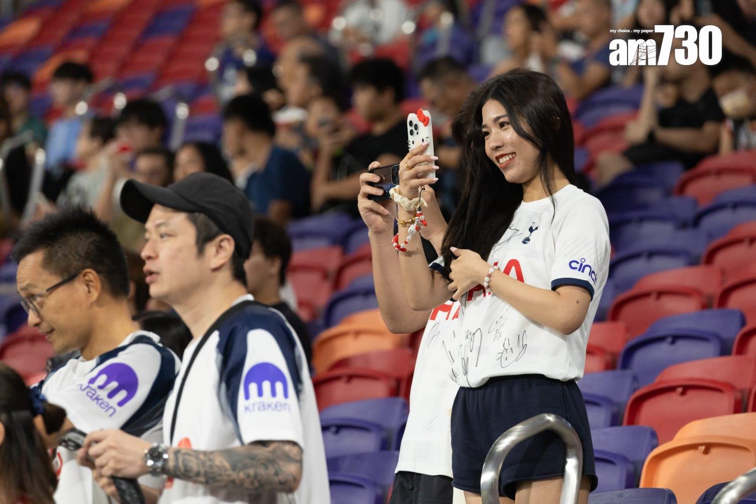 熱刺球迷入場觀看球隊的公開操練。(蘇文傑攝)